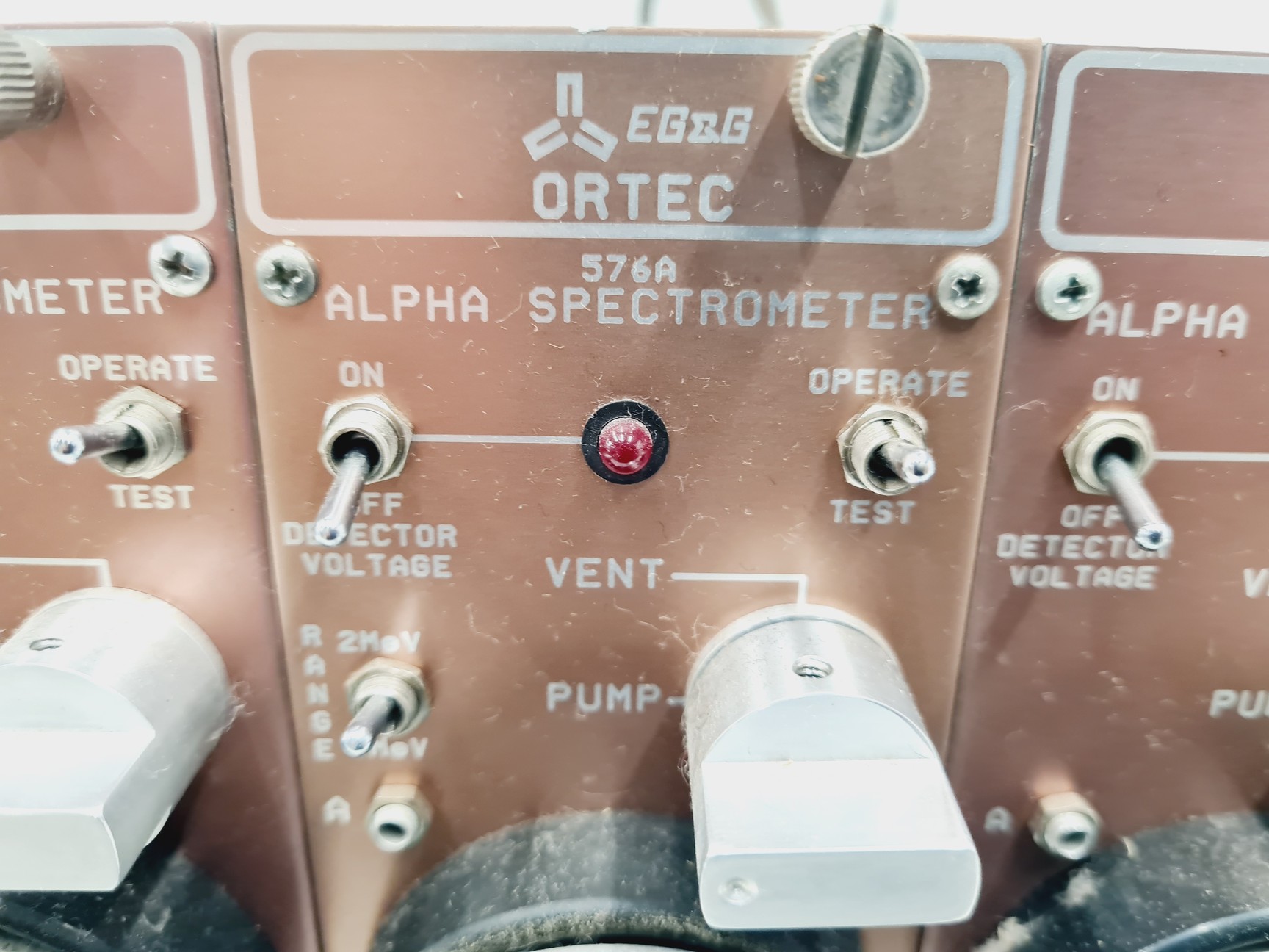 Image of Ortec 4001A Bin with 2 x Ortec 576 & 4 x Ortec 576A Alpha Spectrometer