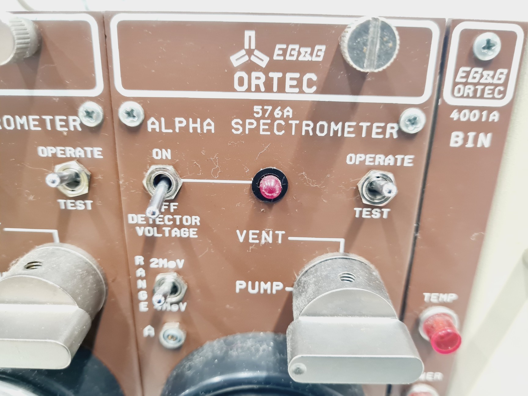 Image of Ortec 4001A Bin with 2 x Ortec 576 & 4 x Ortec 576A Alpha Spectrometer