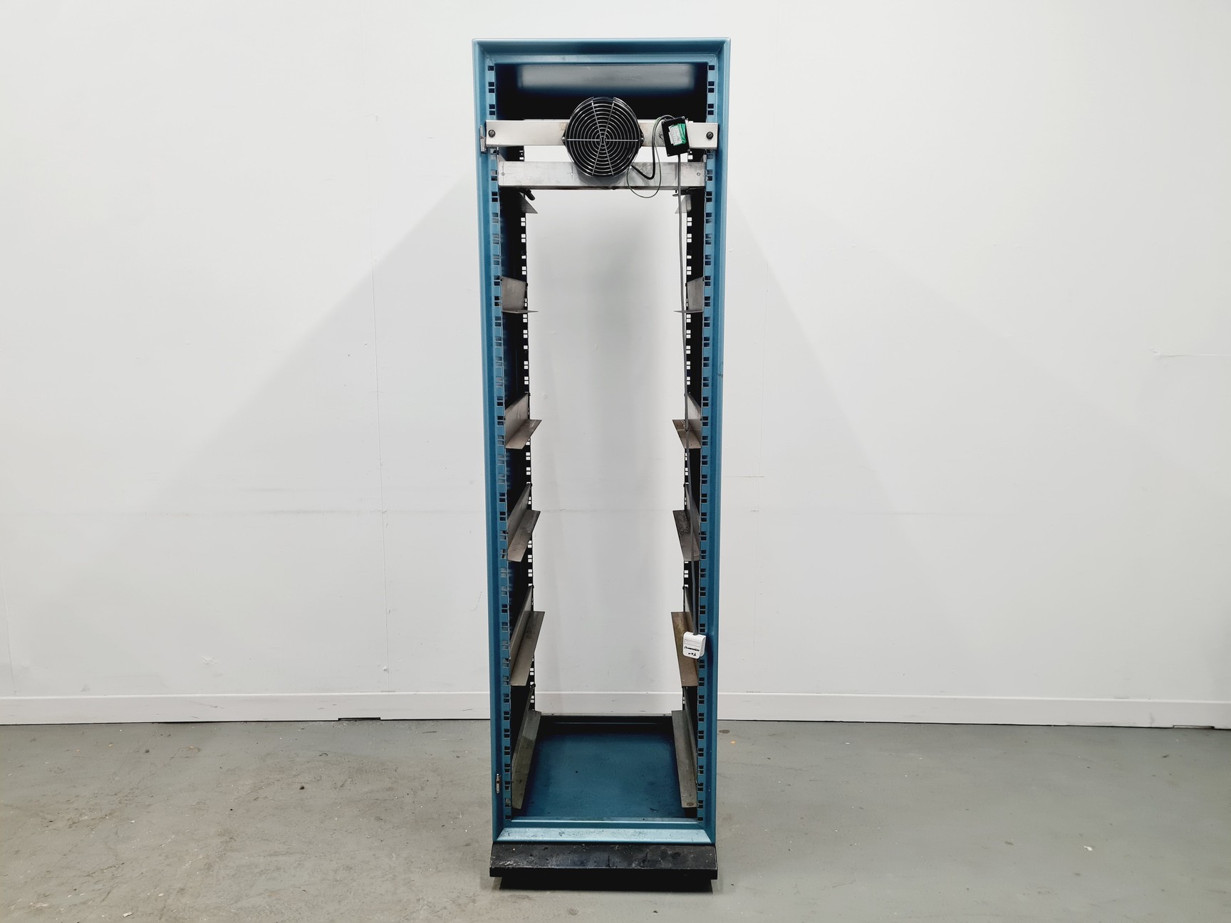 Image of Metal Server Raking 