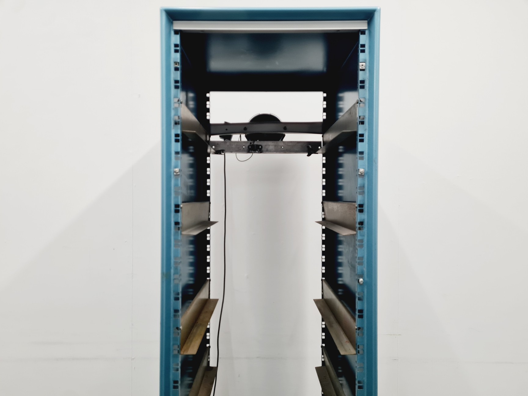 Image of Metal Server Raking 