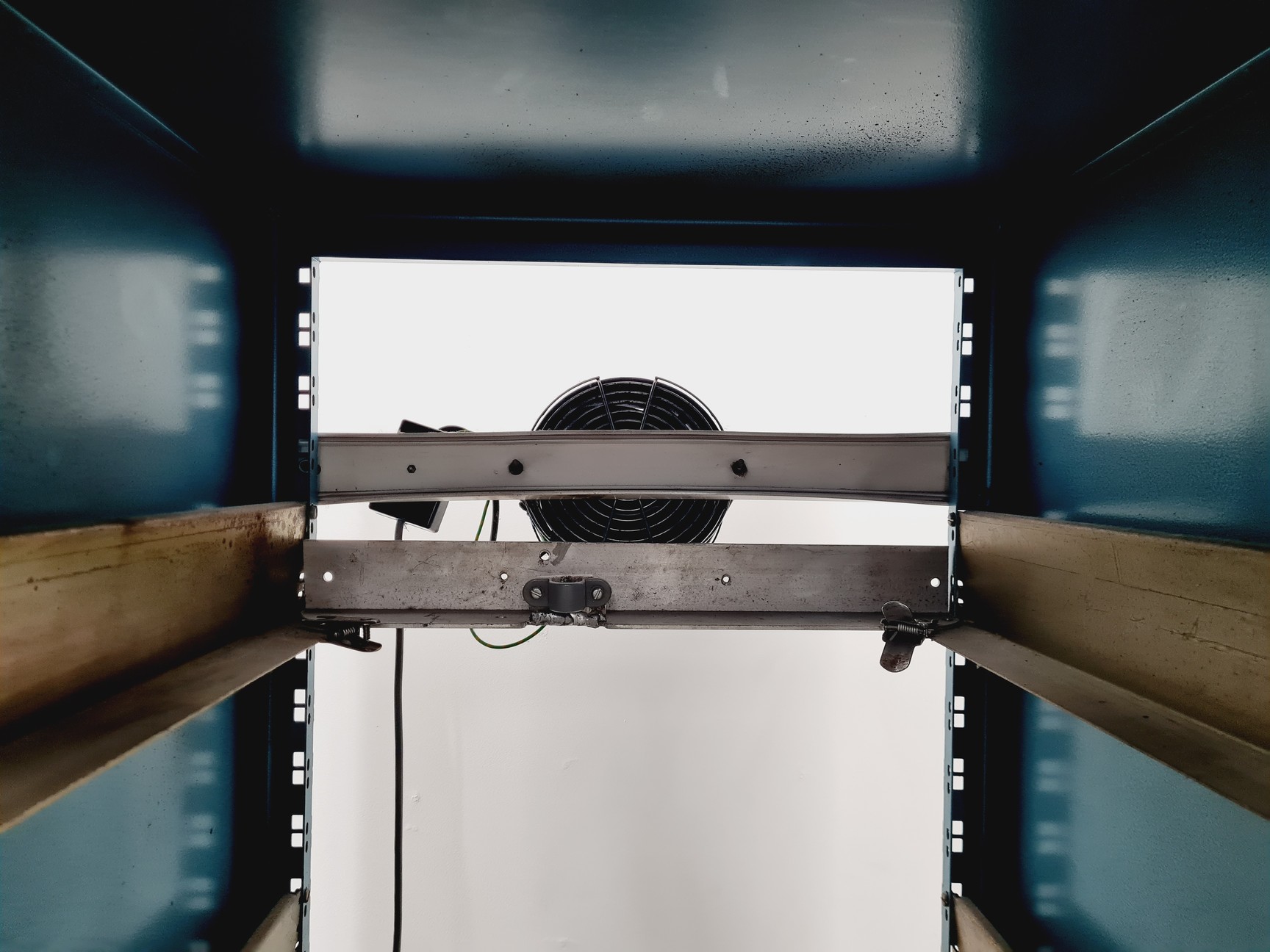 Image of Metal Server Raking 