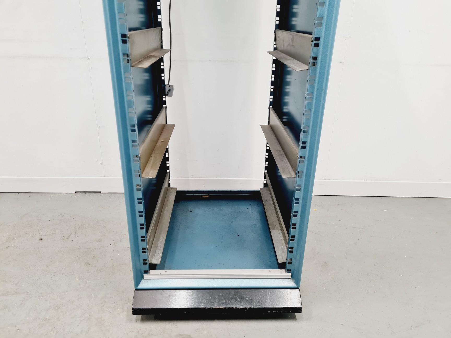 Image of Metal Server Raking 