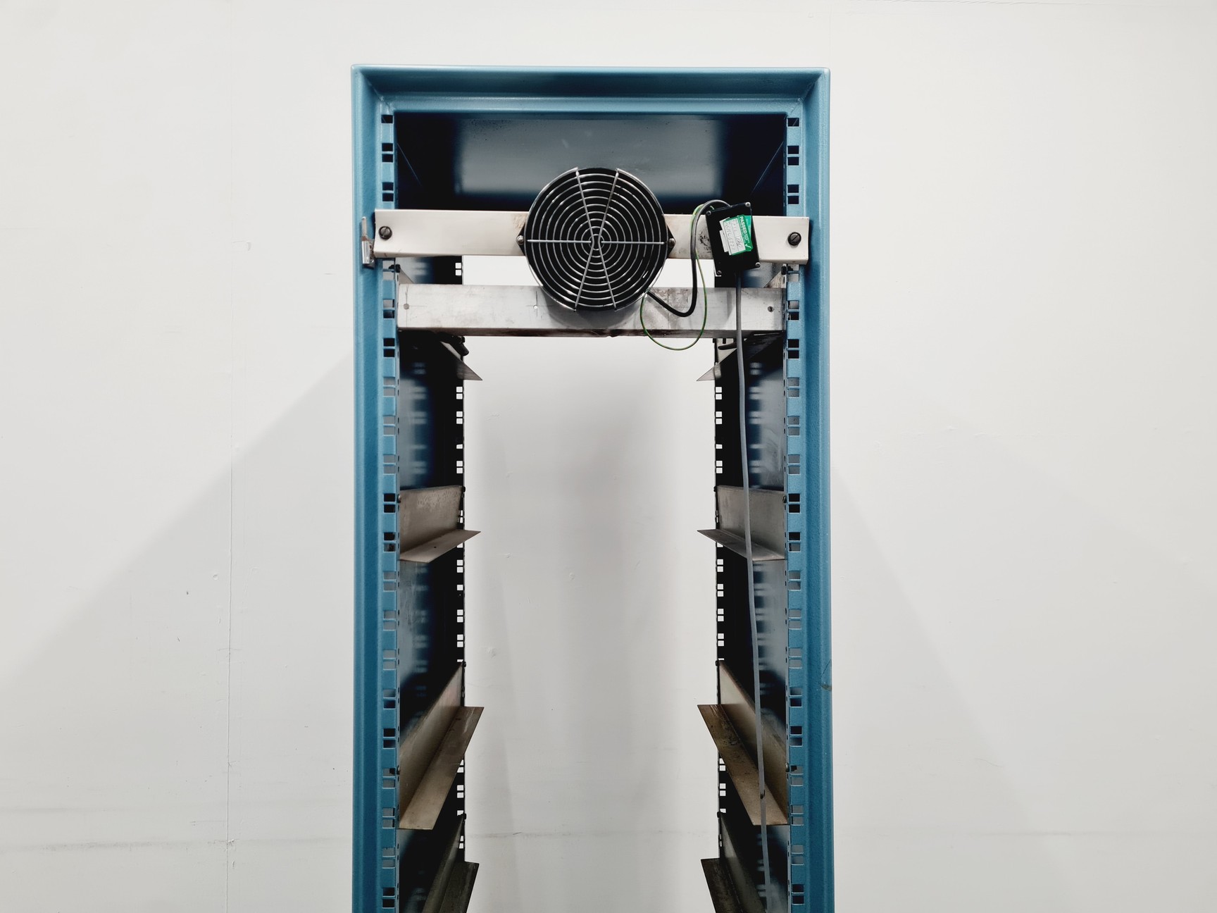 Image of Metal Server Raking 