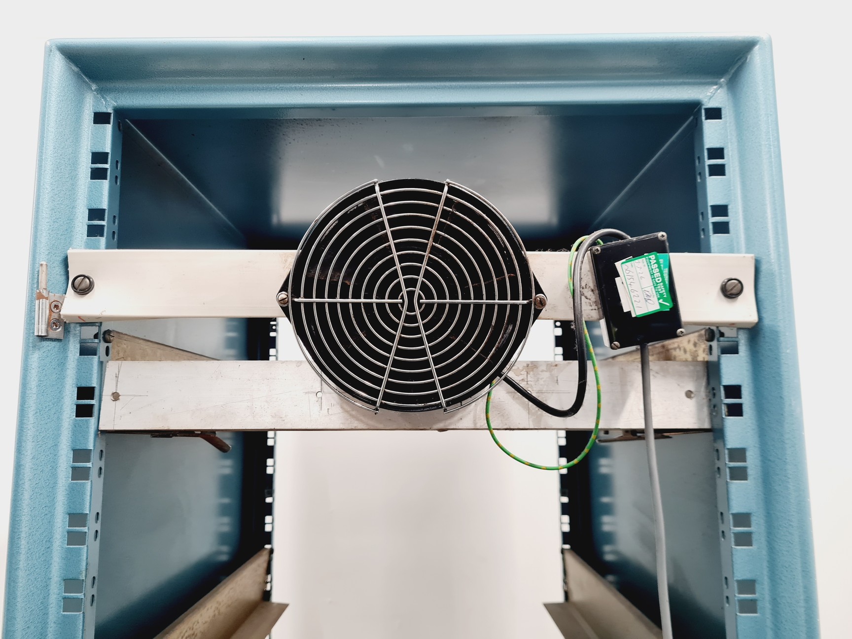 Image of Metal Server Raking 