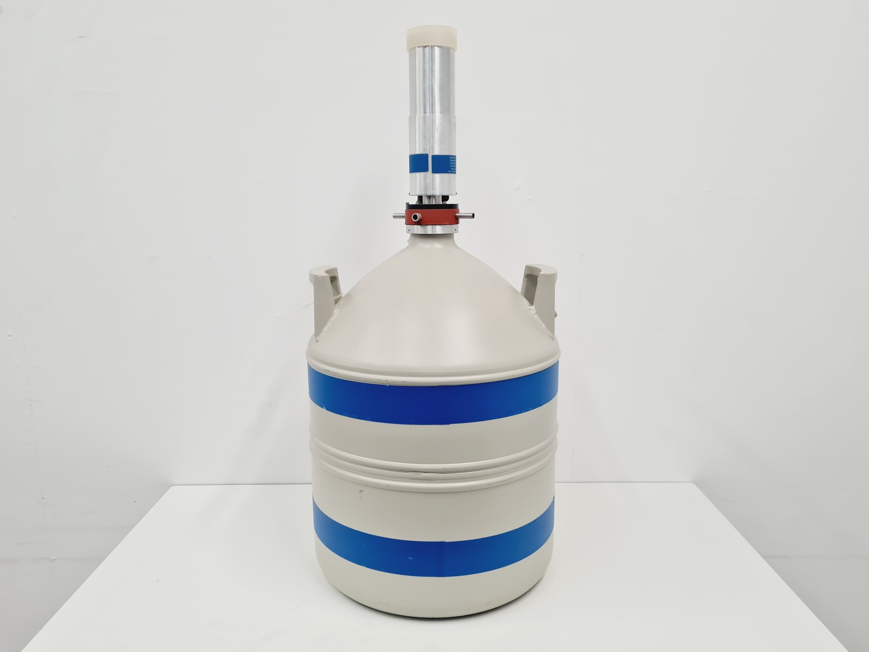 Image of Canberra Dewar with Canberra GR2520 Detector