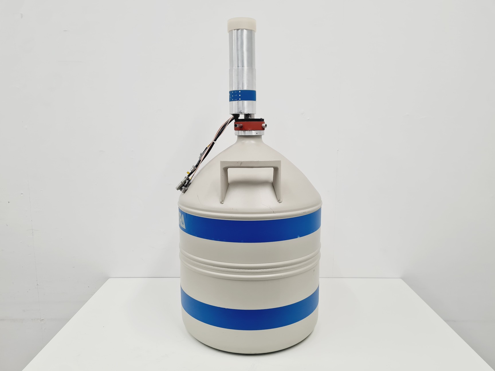 Image of Canberra Dewar with Canberra GR2520 Detector