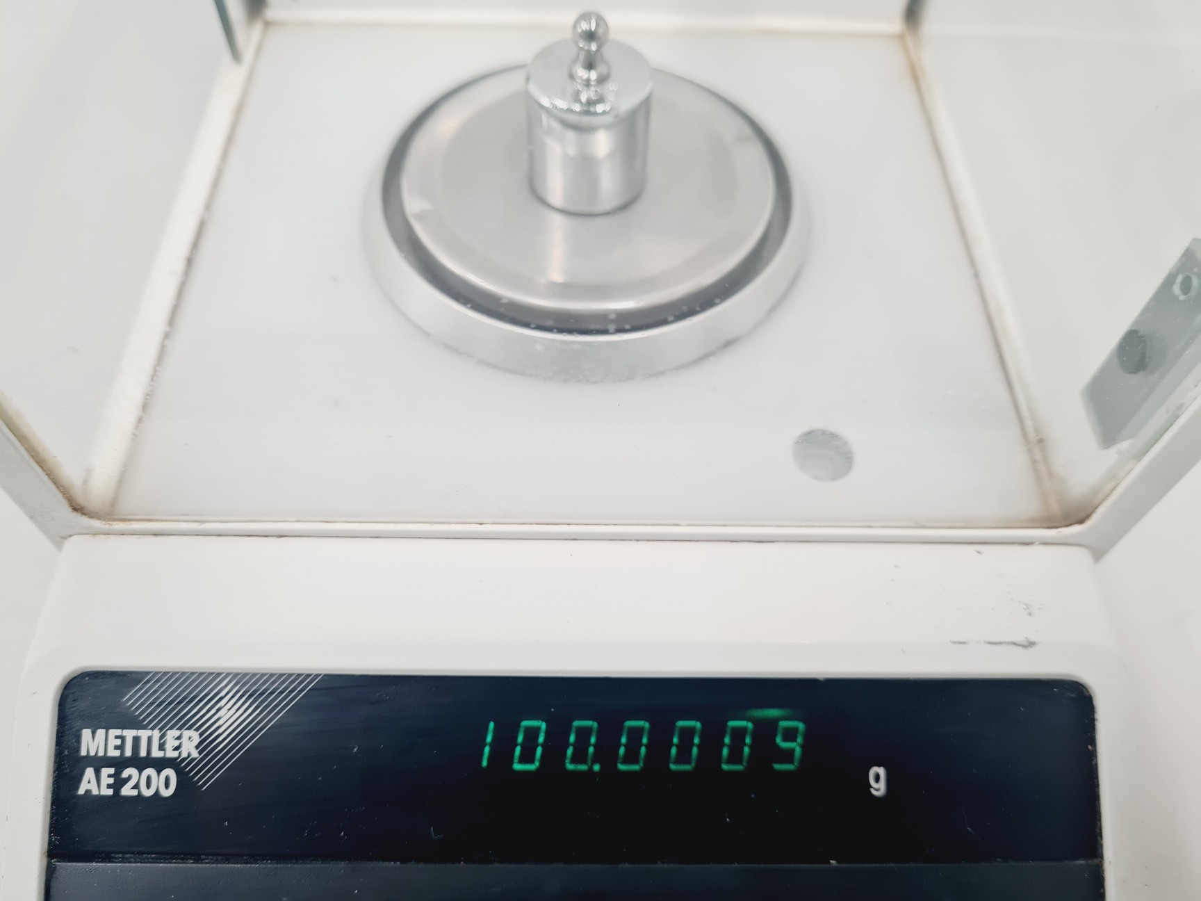 Image of Mettler AE 200 4dp Balance