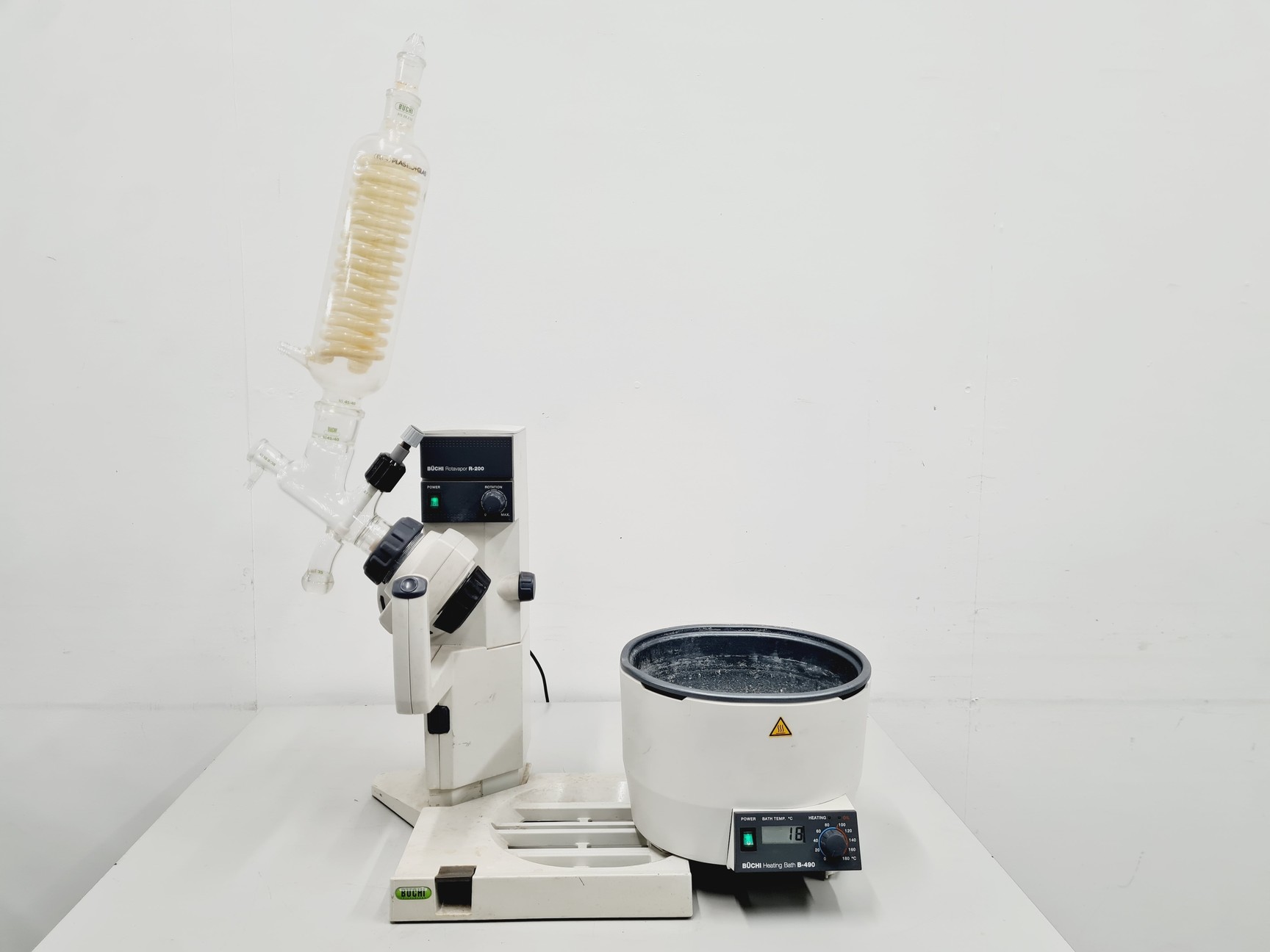 Image of Buchi Rotavapor R-200 and Buchi Heating Bath B-490