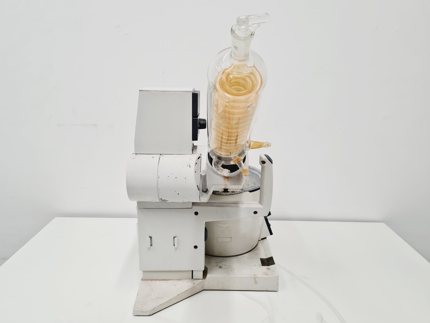 Image of Buchi Rotavapor R-200 and Buchi Heating Bath B-490