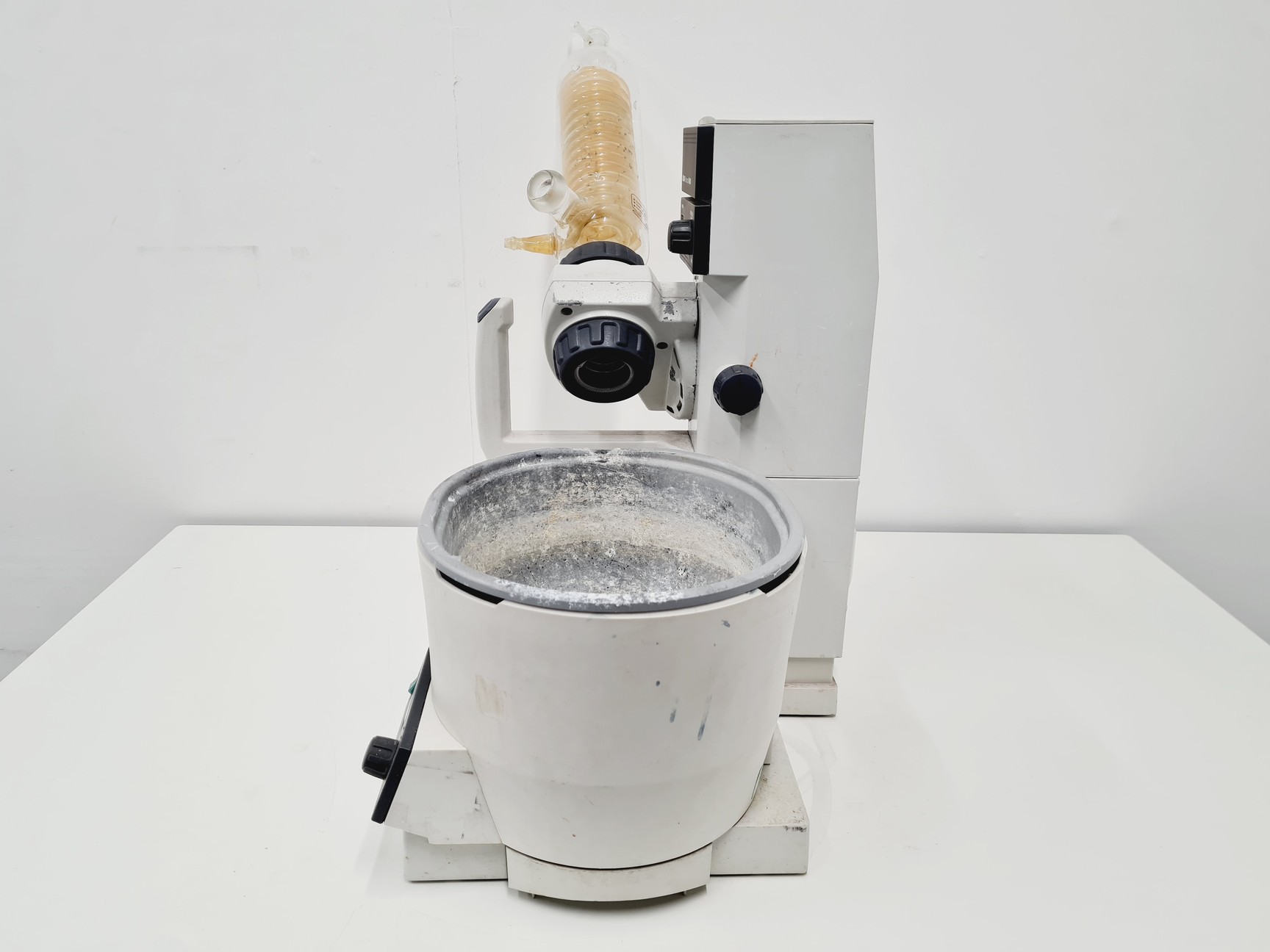 Image of Buchi Rotavapor R-200 and Buchi Heating Bath B-490