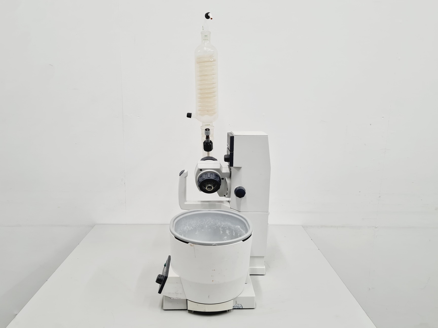 Image of Buchi Rotavapor R-200 and Buchi Heating Bath B-490