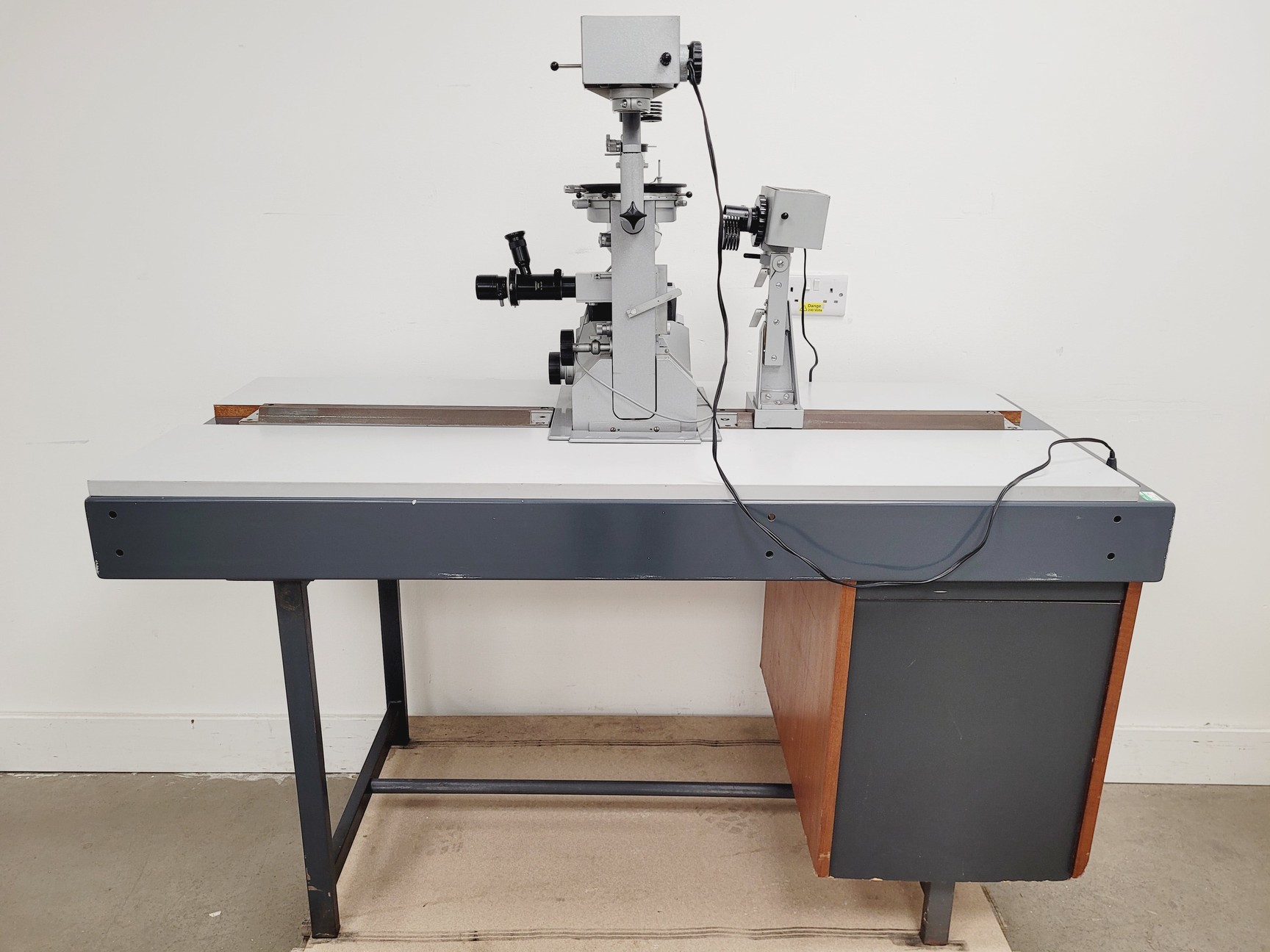 Image of Reichert 357801 Inverted Polarising Microscope System w/ Table & Various Parts