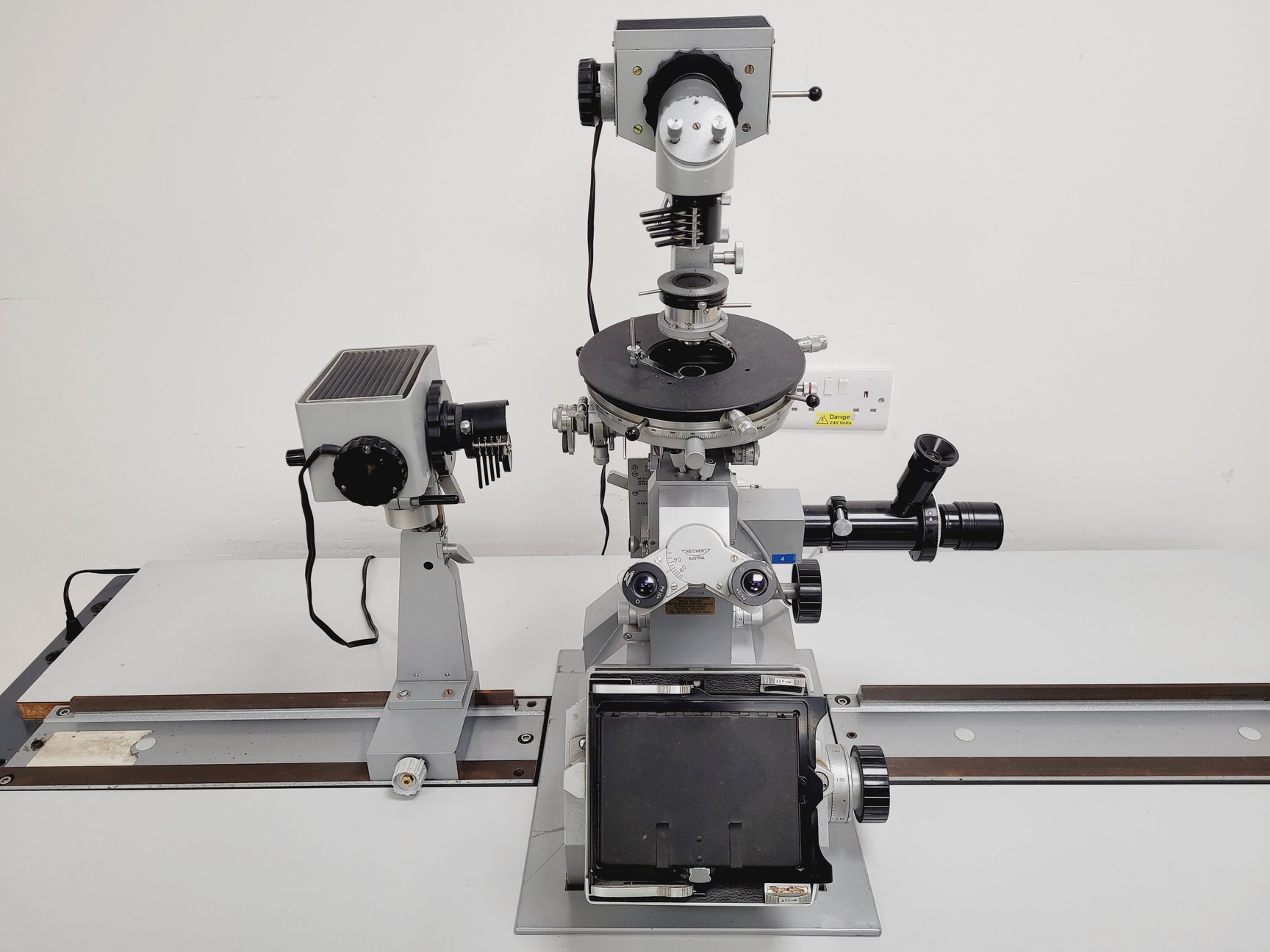 Image of Reichert 357801 Inverted Polarising Microscope System w/ Table & Various Parts