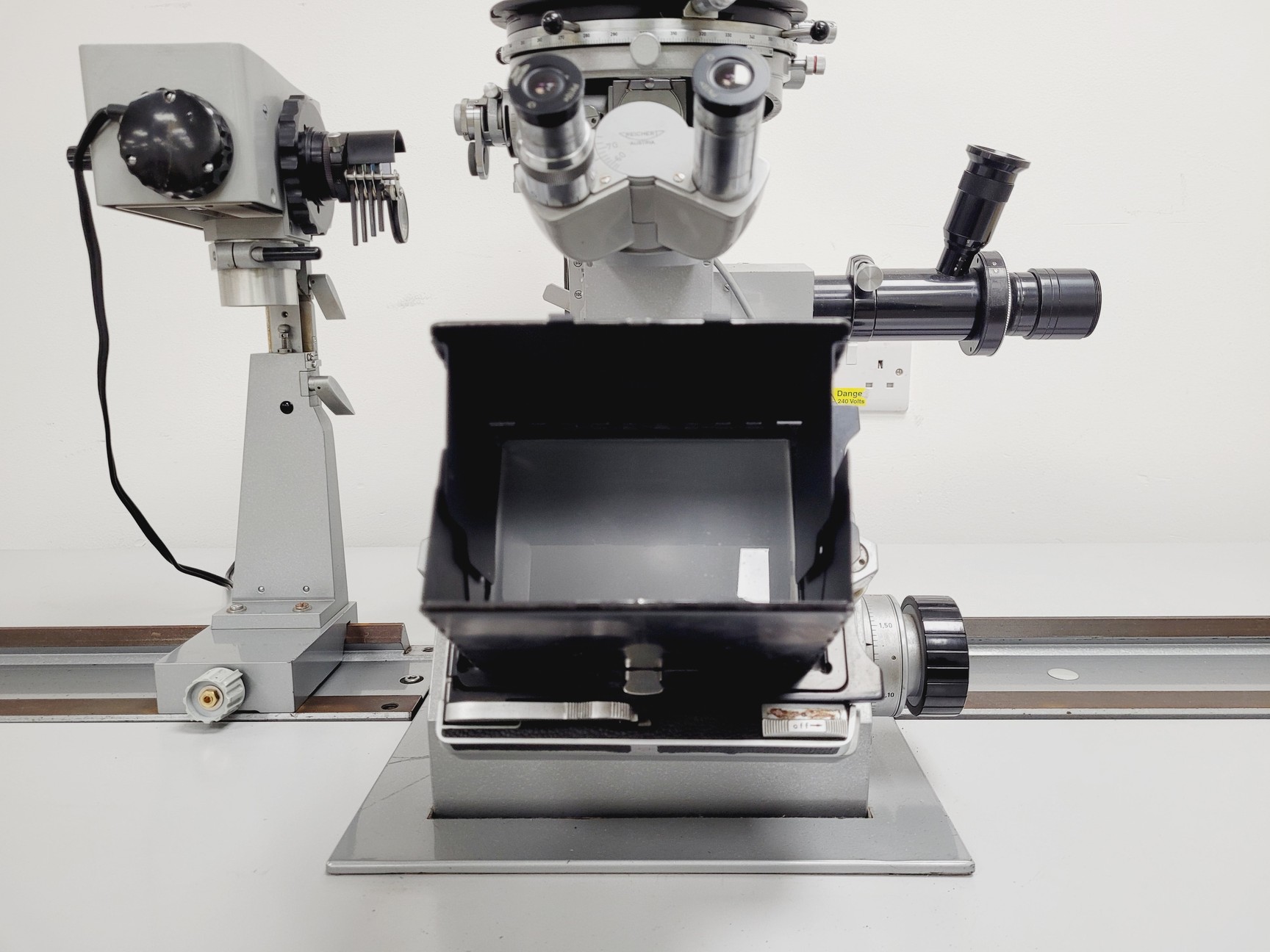Image of Reichert 357801 Inverted Polarising Microscope System w/ Table & Various Parts