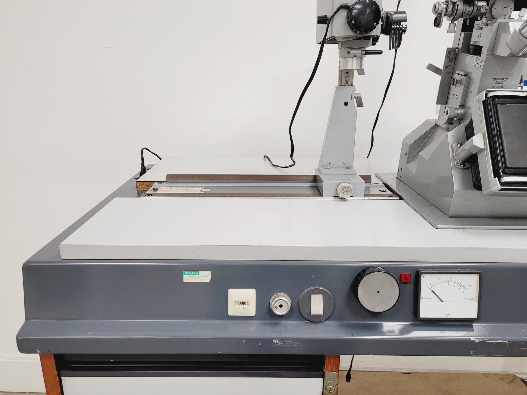 Image of Reichert 357801 Inverted Polarising Microscope System w/ Table & Various Parts