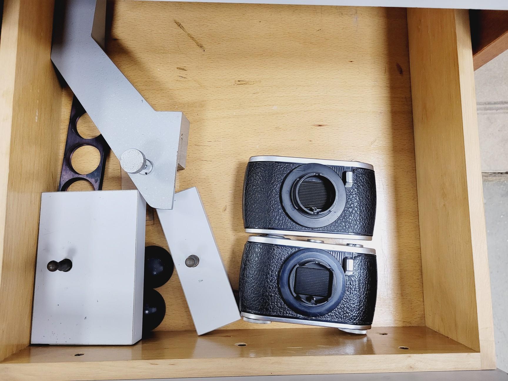 Image of Reichert 357801 Inverted Polarising Microscope System w/ Table & Various Parts