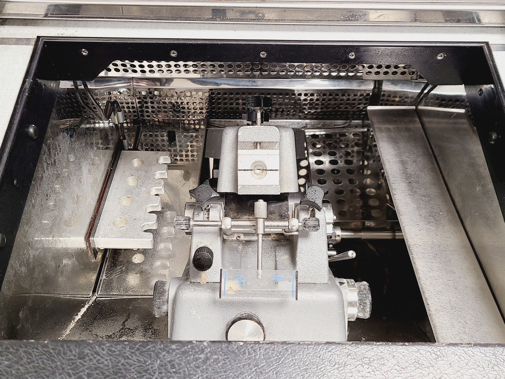 Image of Bright Cryostat with 5030 Microtome