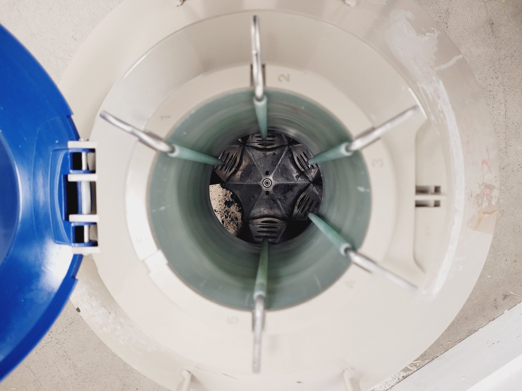 Image of Taylor Wharton 35L 750 RS Series LN2 Cell Storage Tank Dewar 50x50x100 cm