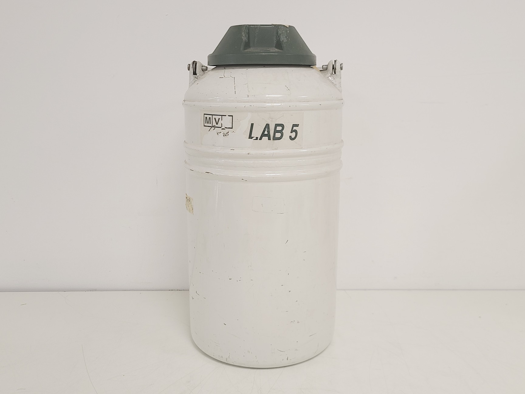 Image of MVE LN2 Lab 5 Liquid Nitrogen Storage Tank 22x22x46 cm 
