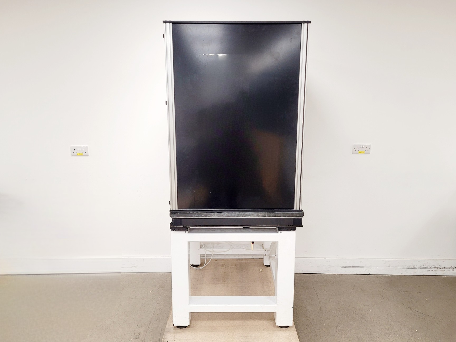 Image of Newport Anti-Vibration Table with Cabinet