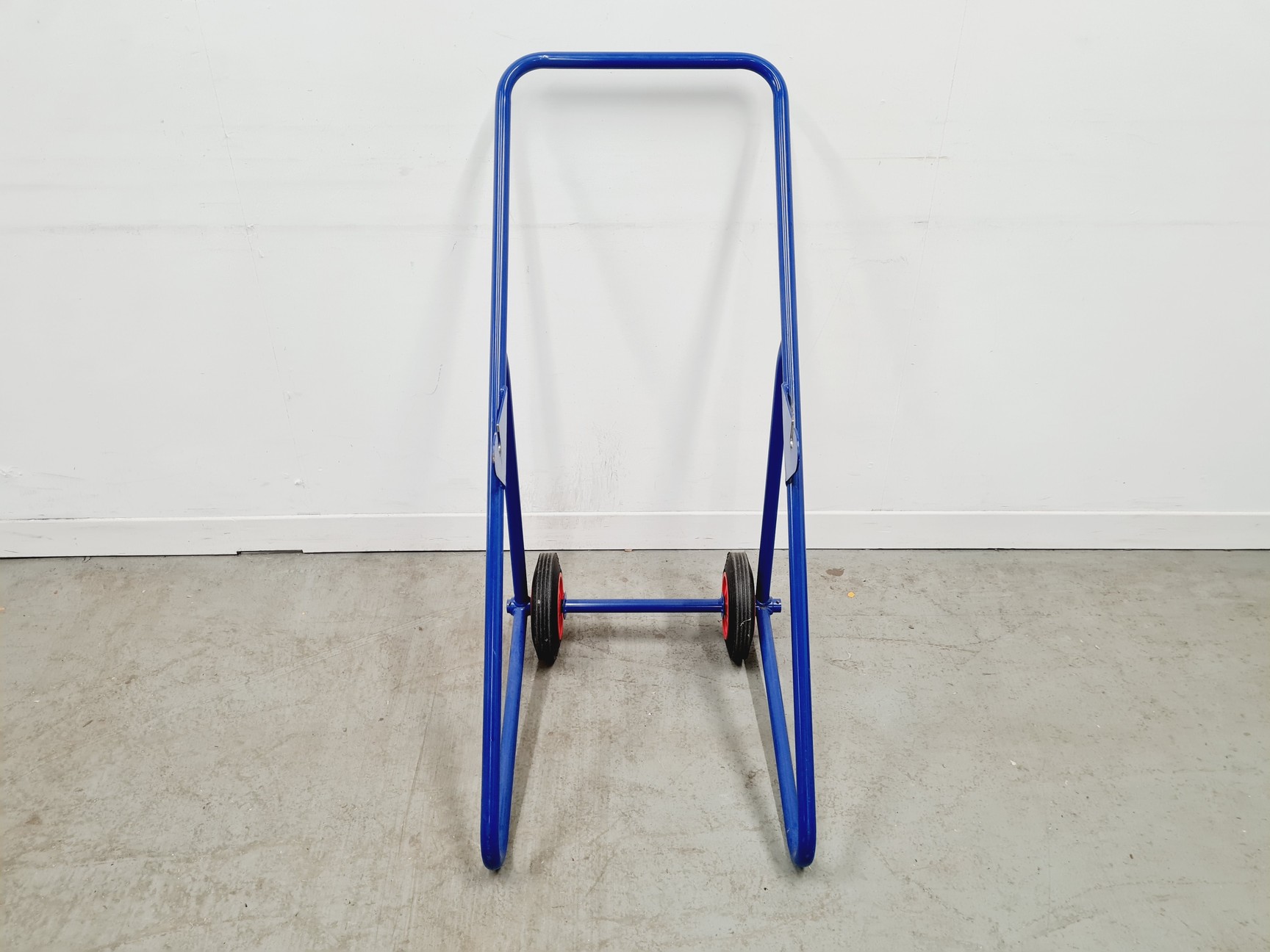 Image of Statebourne Cryogenics Liquid Nitrogen Dewar with Wheeled Trolley