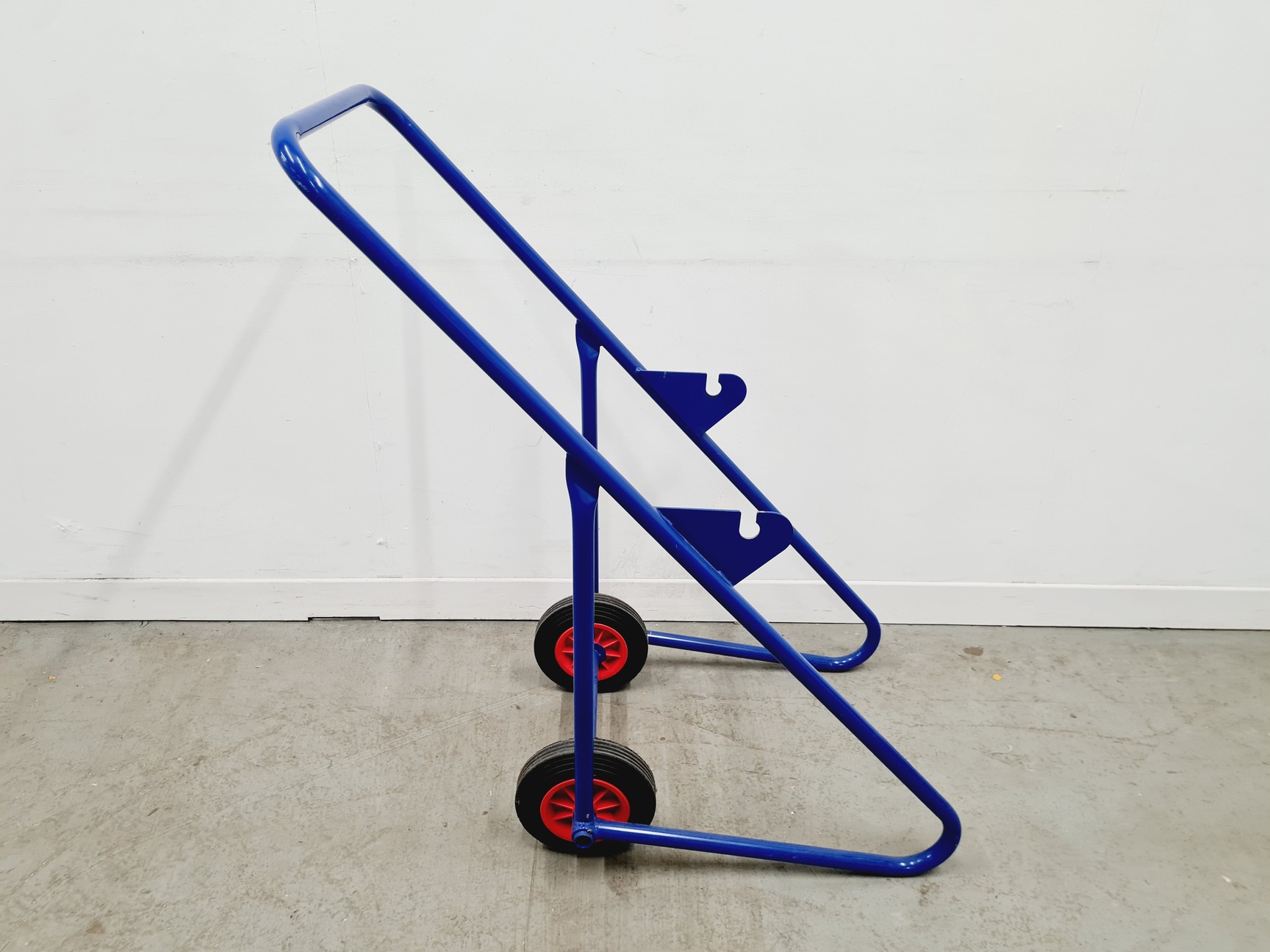 Image of Statebourne Cryogenics Liquid Nitrogen Dewar with Wheeled Trolley