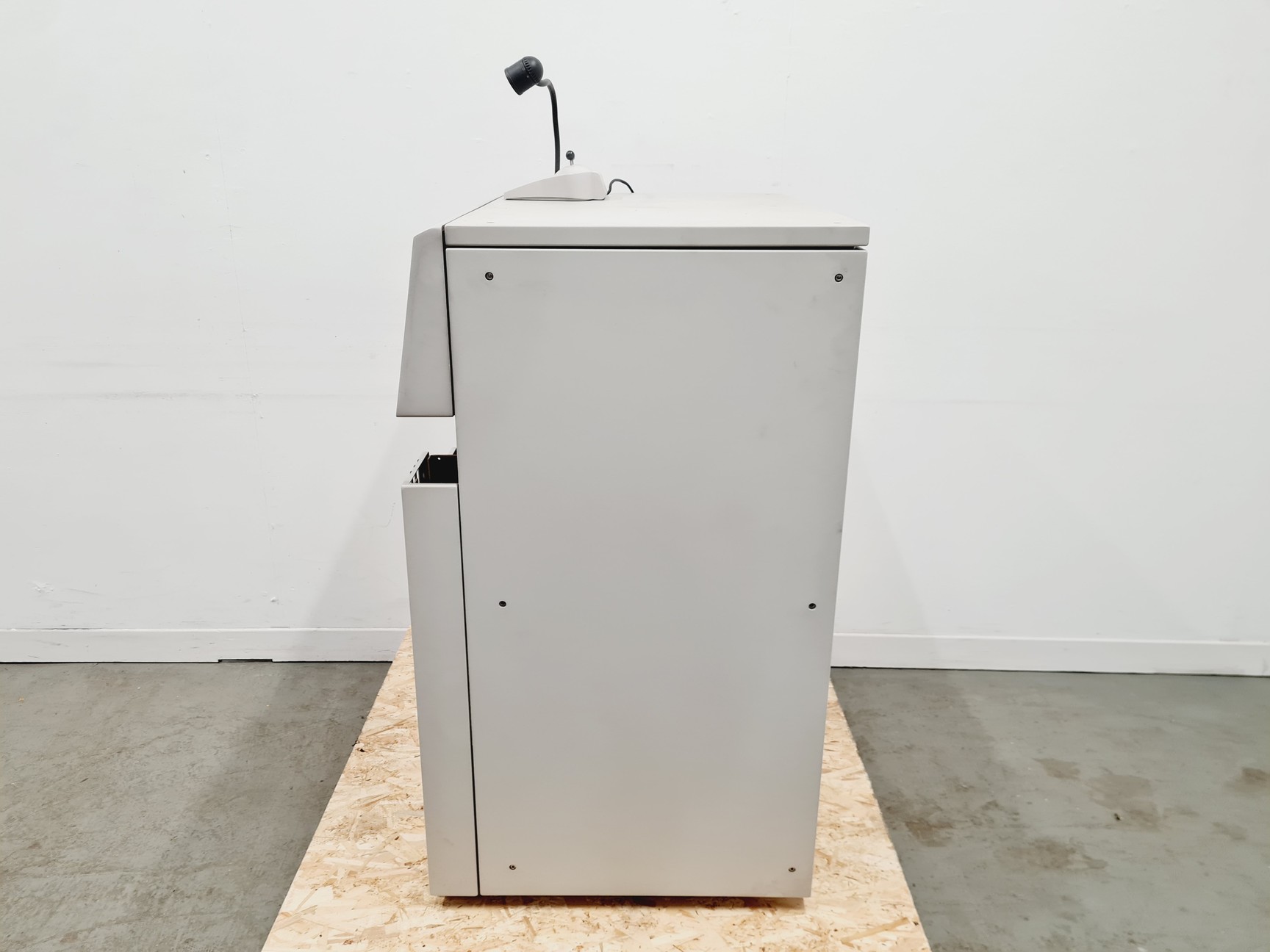 Image of Philips CM100 Scanning Electron Microscope