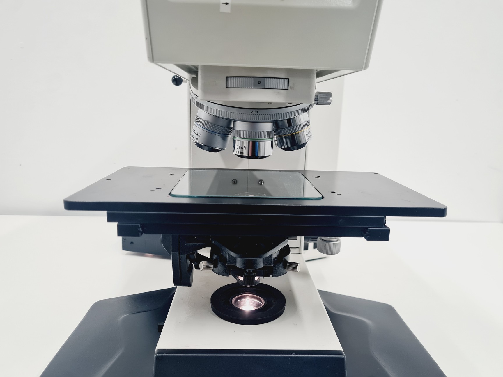 Image of Leica DMR 020-525.028 Compound Microscope with 6 x Objectives