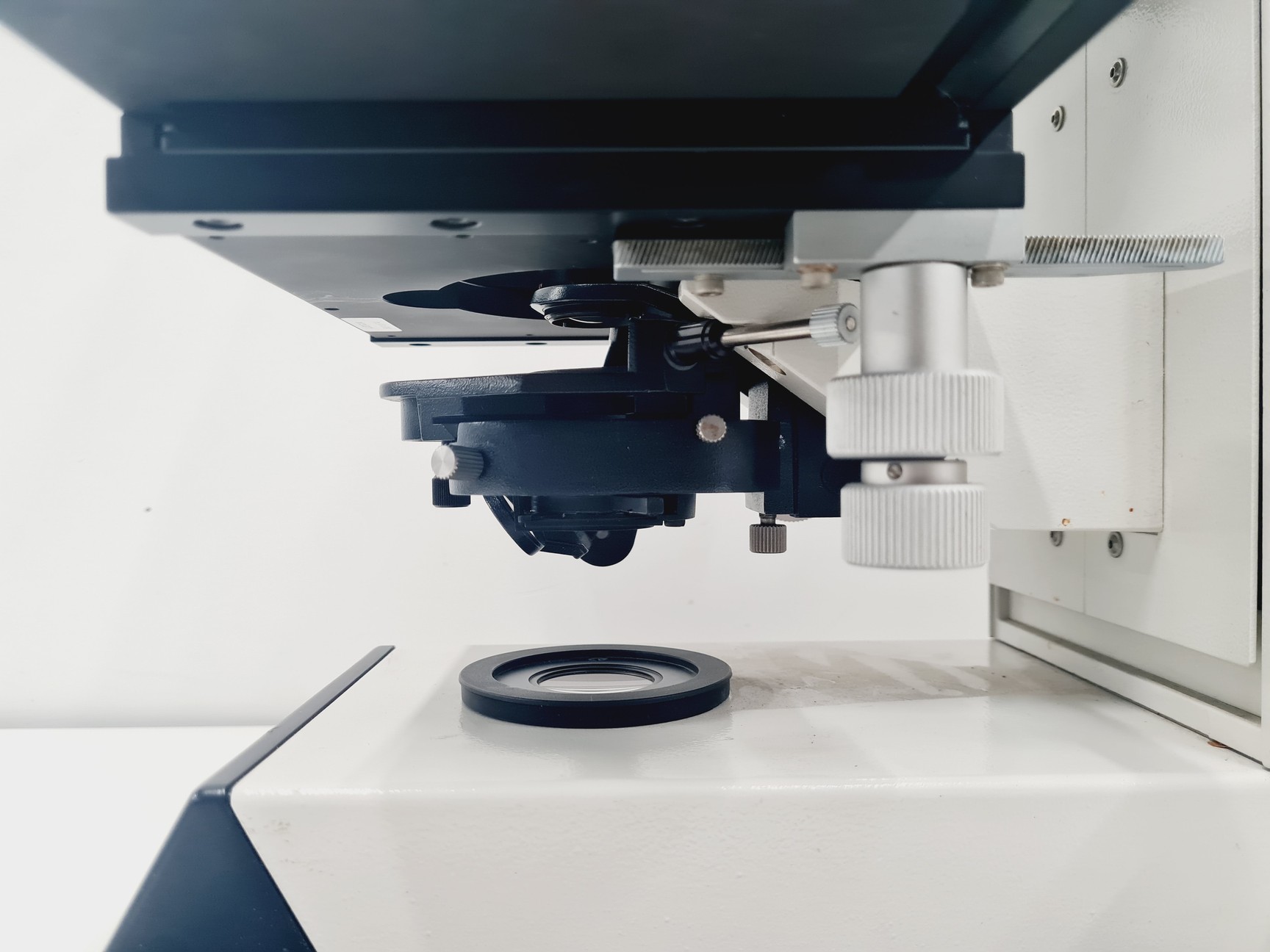 Image of Leica DMR 020-525.028 Compound Microscope with 6 x Objectives