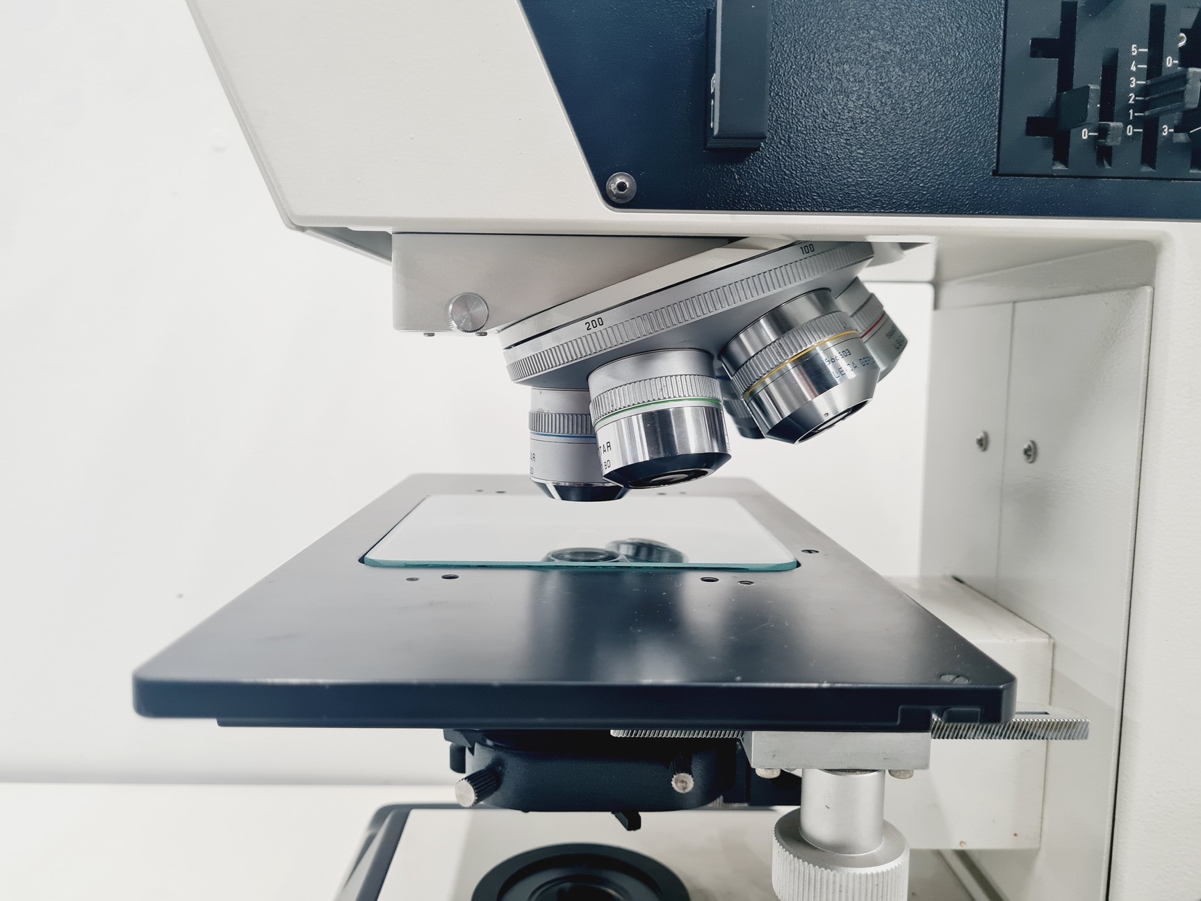 Image of Leica DMR 020-525.028 Compound Microscope with 6 x Objectives