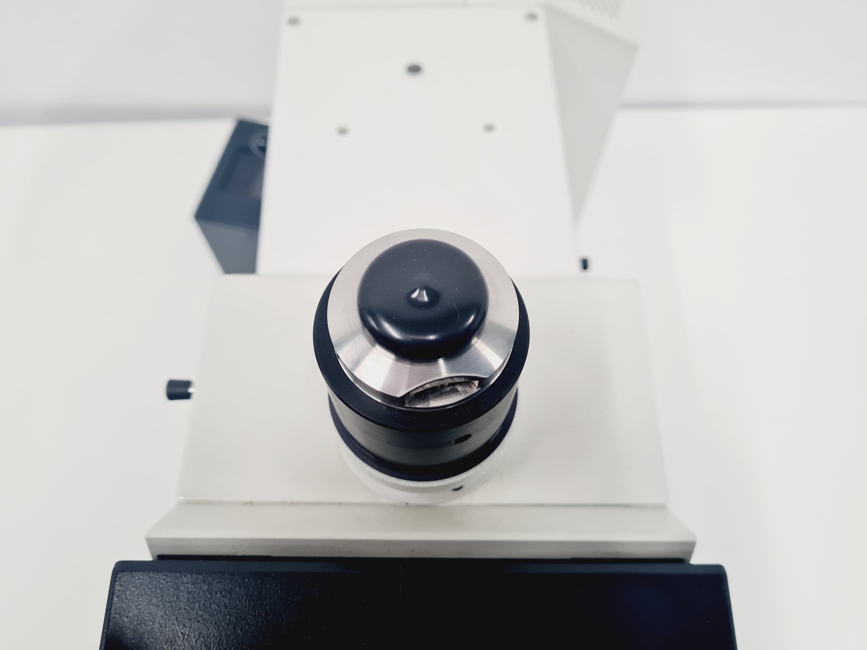 Image of Leica DMR 020-525.028 Compound Microscope with 6 x Objectives