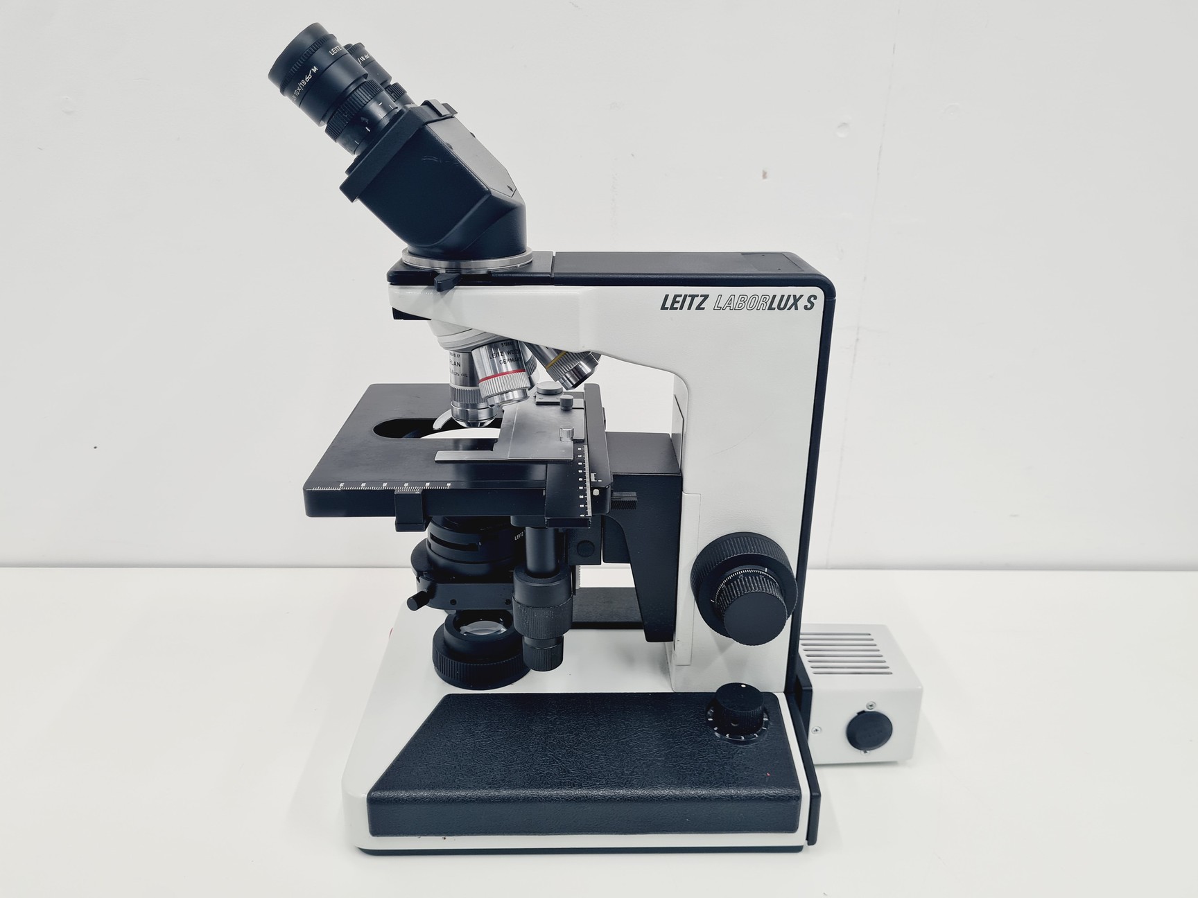 Image of Leitz Laborlux S Microscope 020-505.030 with 5 x Objectives