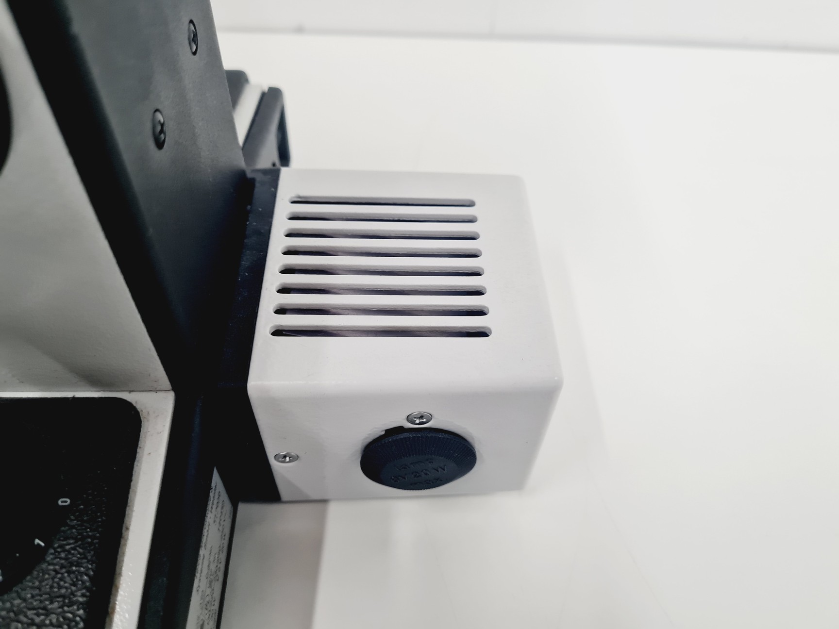 Image of Leitz Laborlux S Microscope 020-505.030 with 5 x Objectives