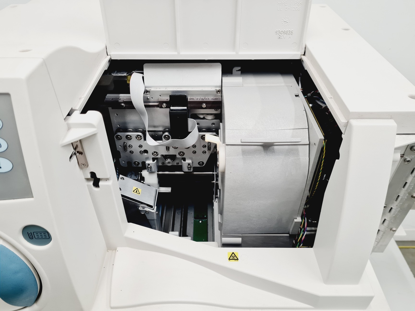 Image of BioMérieux Vitek 2 Compact Microbial Identification & AST System