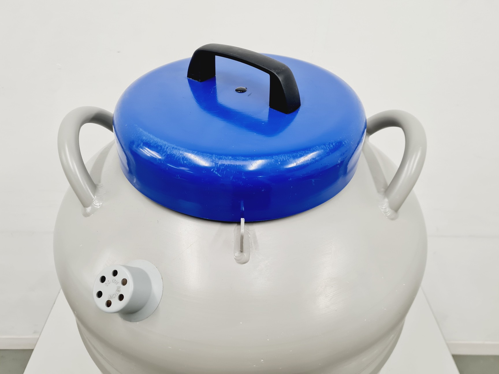 Image of Statebourne Biorack 750 Liquid Nitrogen Dewar Lab