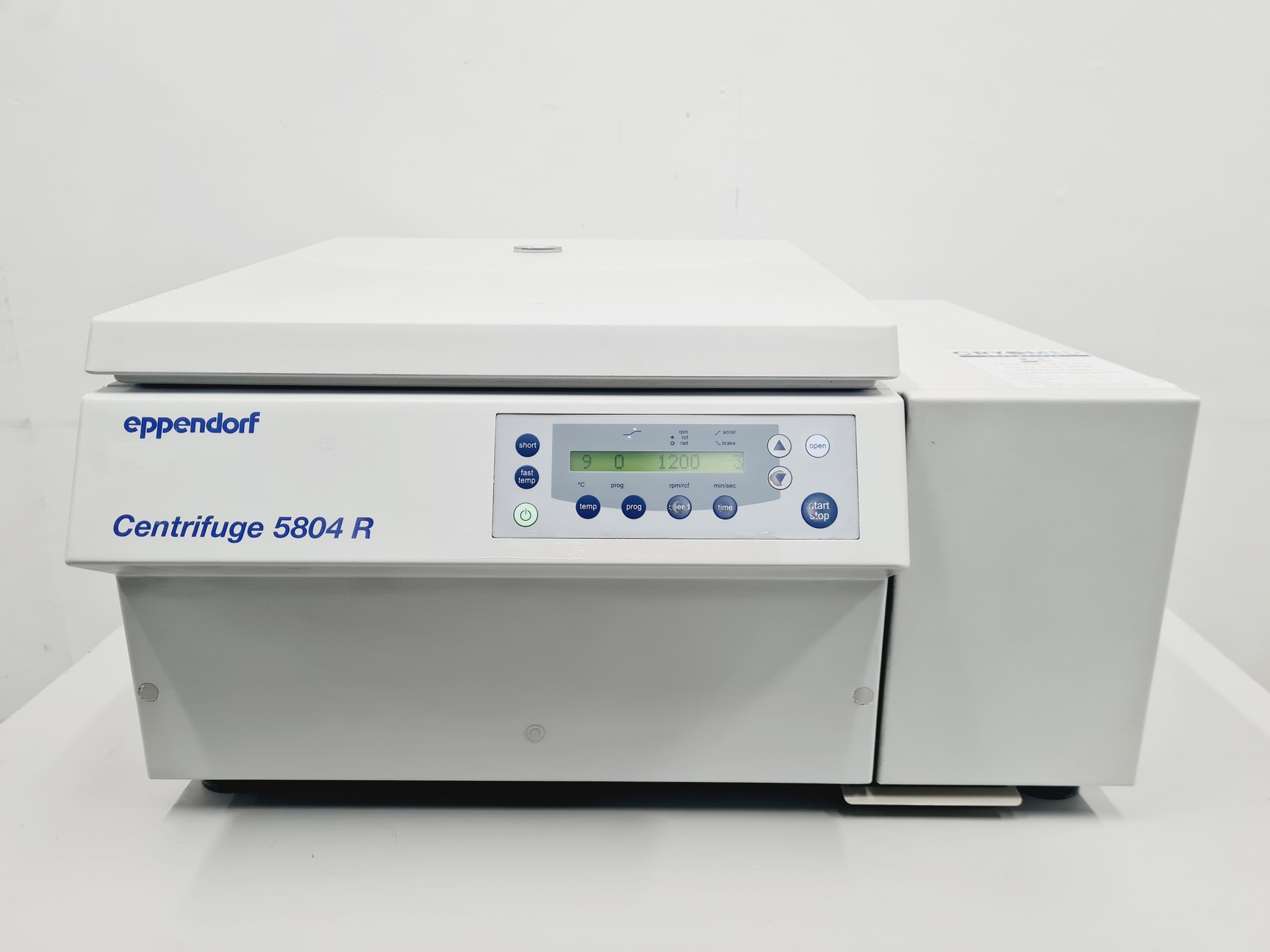 Image of Eppendorf Refrigerated Centrifuge 5804 R with Eppendorf A-4-44 Rotor