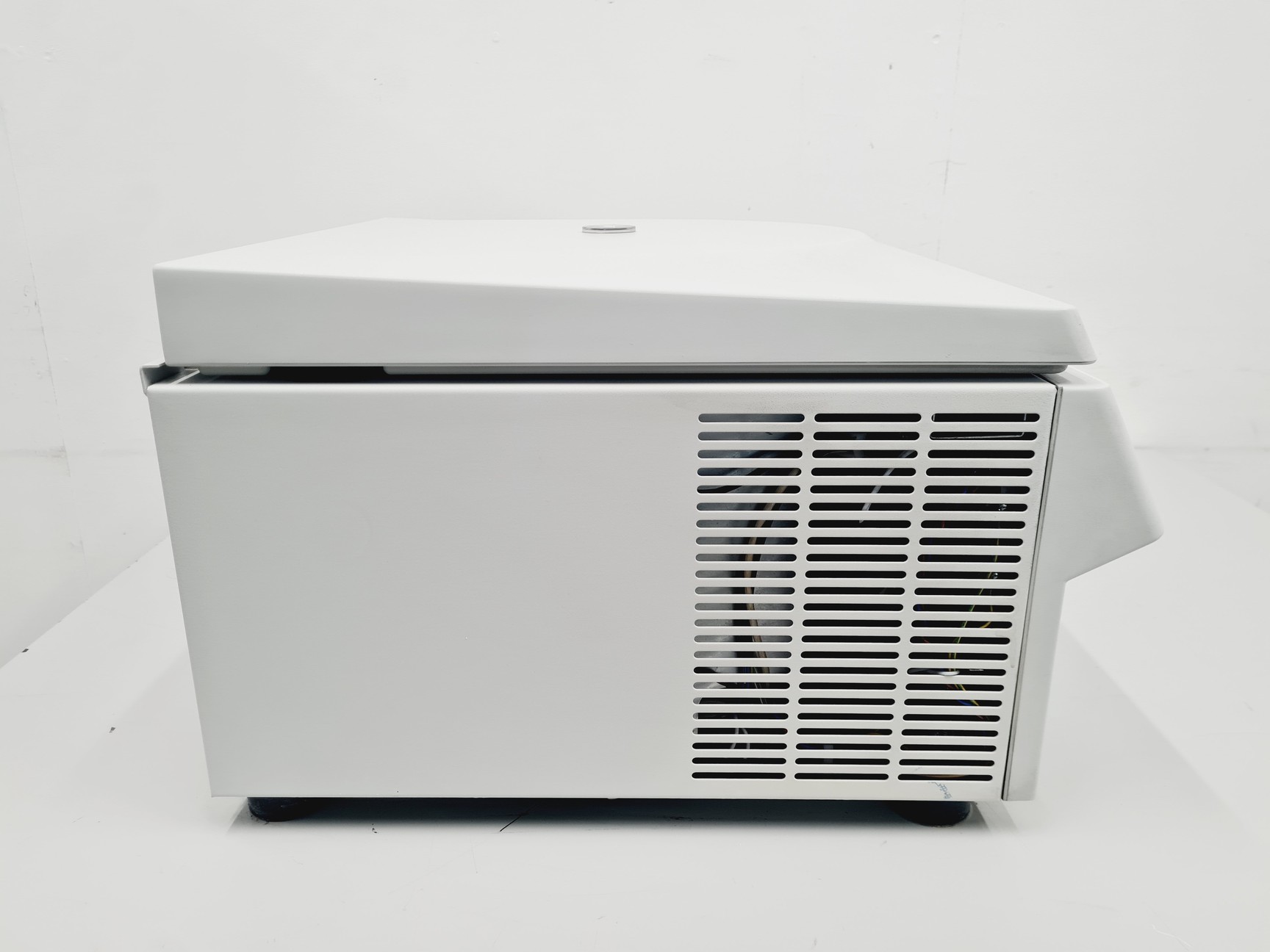 Image of Eppendorf Refrigerated Centrifuge 5804 R with Eppendorf A-4-44 Rotor