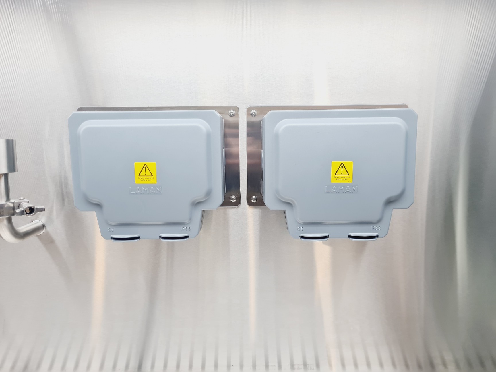Image of Esco Isoclean HPI-4G8-PS2 Platform Isolator with Esco Glove Leak Tester