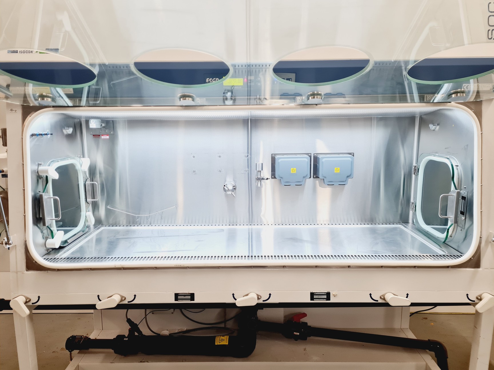 Image of Esco Isoclean HPI-4G8-PS2 Platform Isolator with Esco Glove Leak Tester
