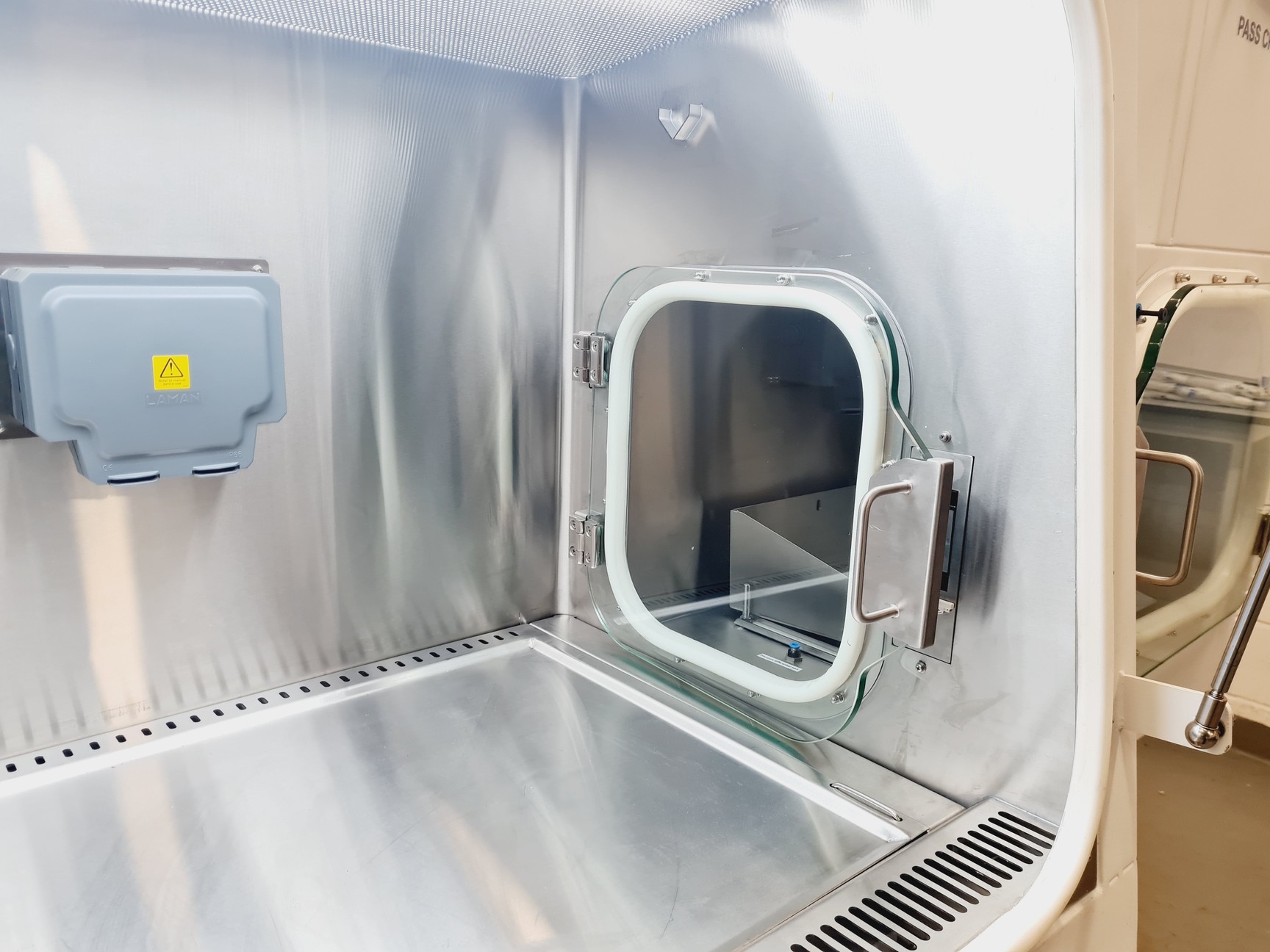Image of Esco Isoclean HPI-4G8-PS2 Platform Isolator with Esco Glove Leak Tester