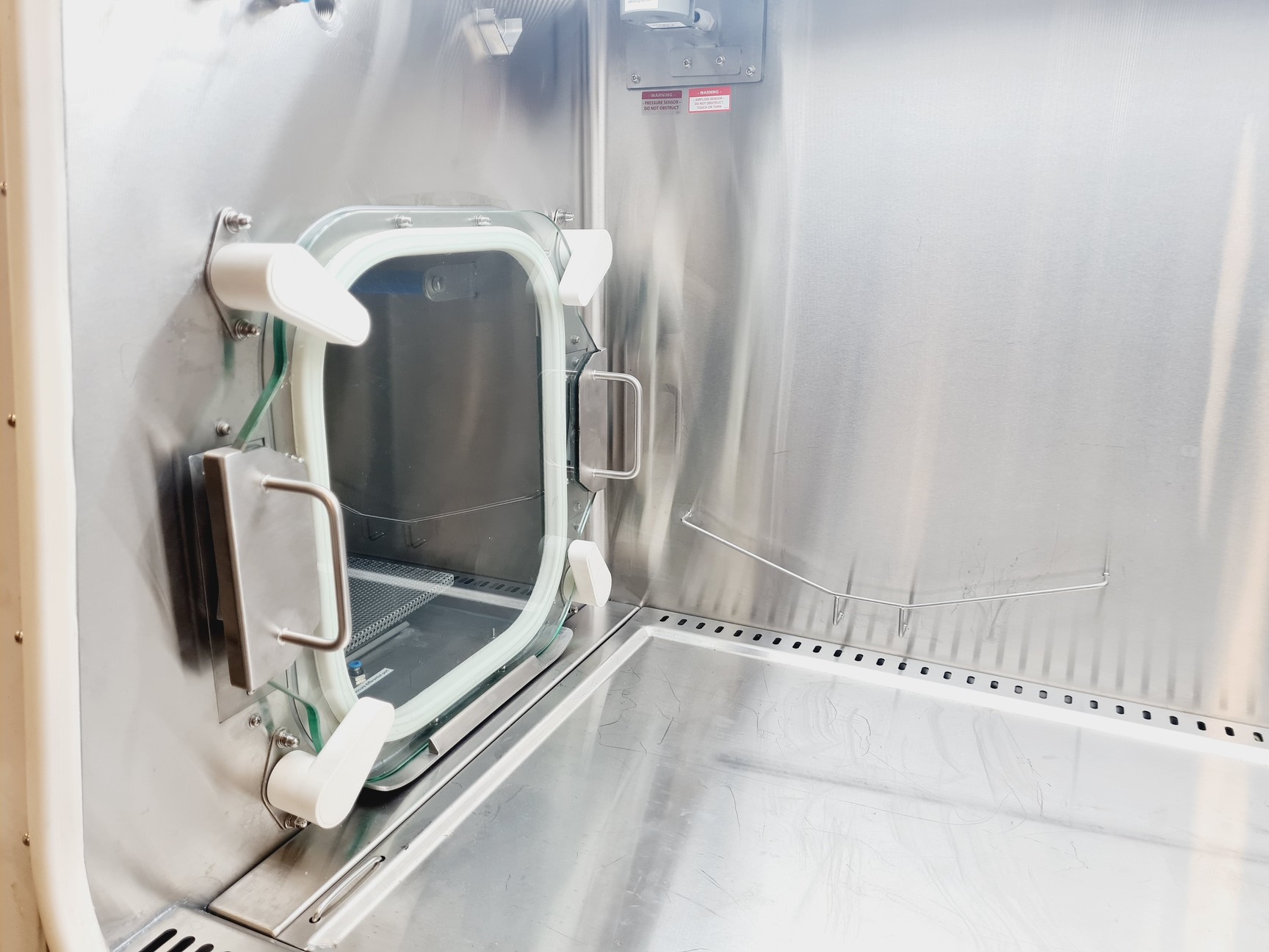 Image of Esco Isoclean HPI-4G8-PS2 Platform Isolator with Esco Glove Leak Tester