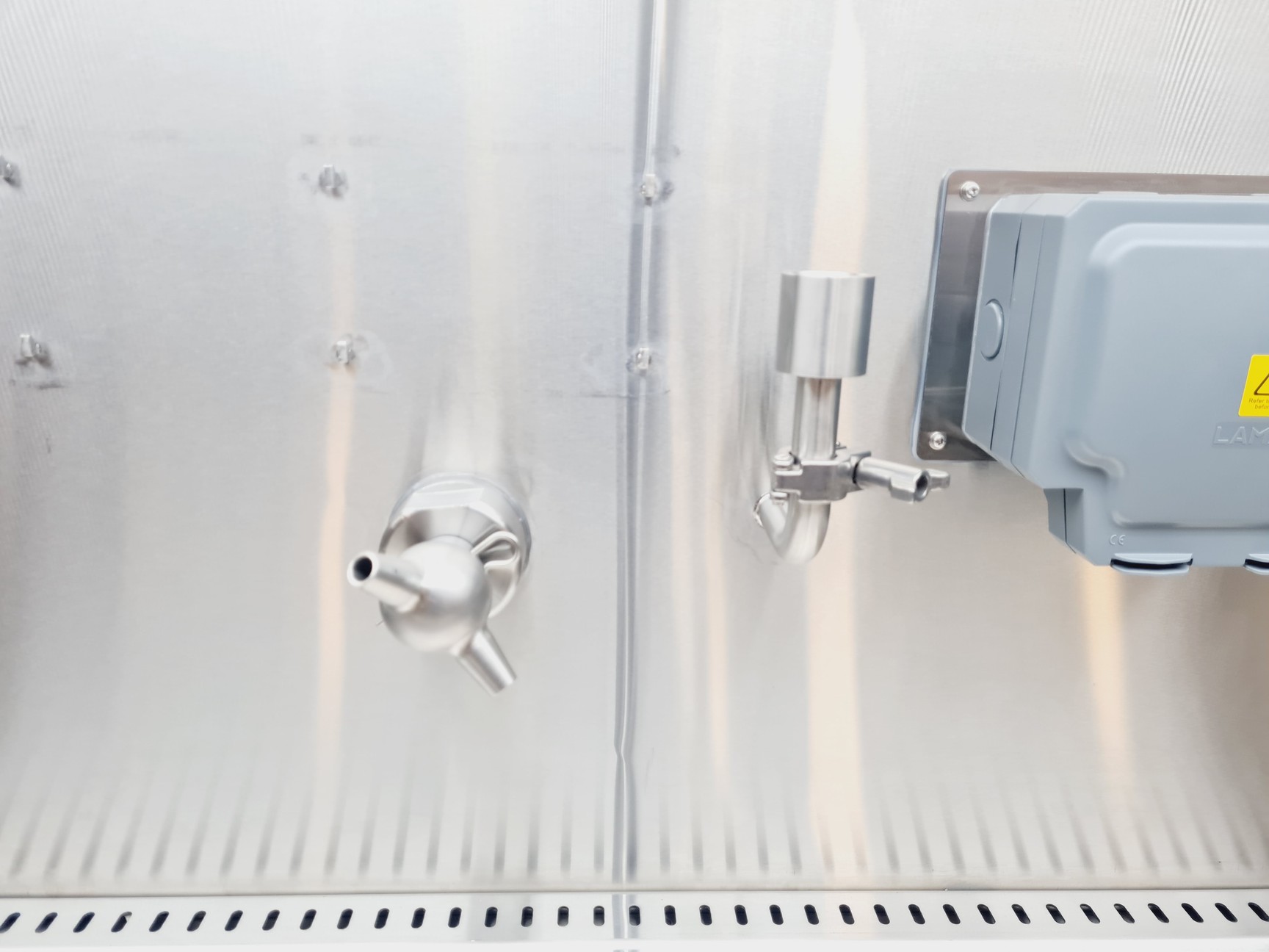 Image of Esco Isoclean HPI-4G8-PS2 Platform Isolator with Esco Glove Leak Tester