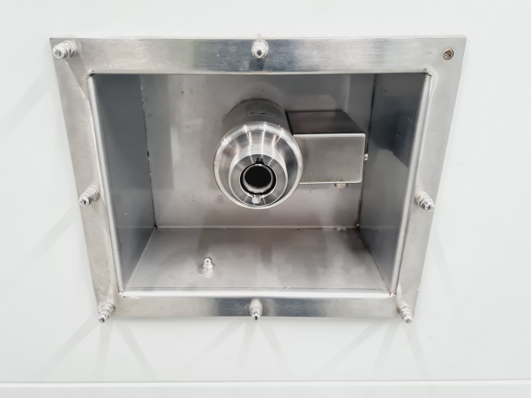 Image of Esco Isoclean HPI-4G8-PS2 Platform Isolator with Esco Glove Leak Tester