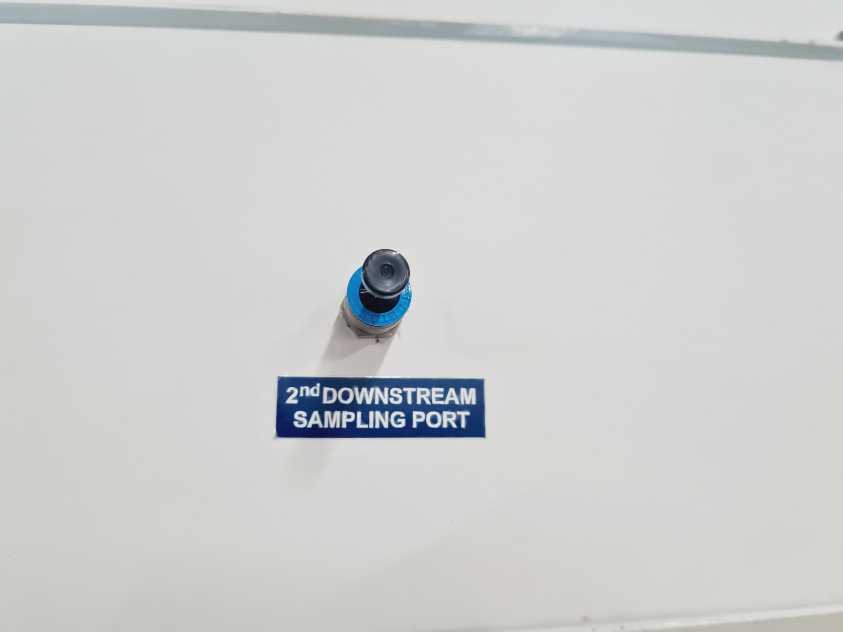 Image of Esco Isoclean HPI-4G8-PS2 Platform Isolator with Esco Glove Leak Tester