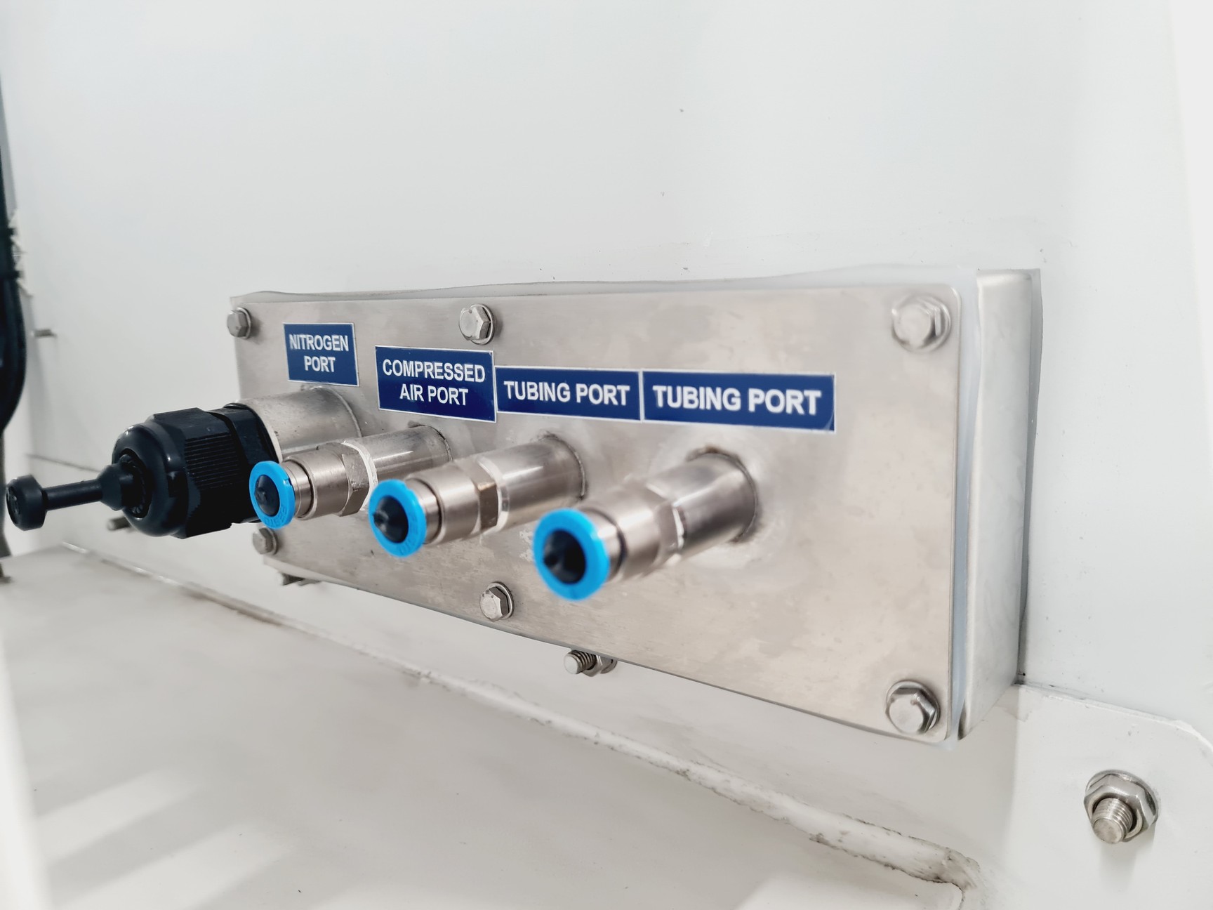 Image of Esco Isoclean HPI-4G8-PS2 Platform Isolator with Esco Glove Leak Tester