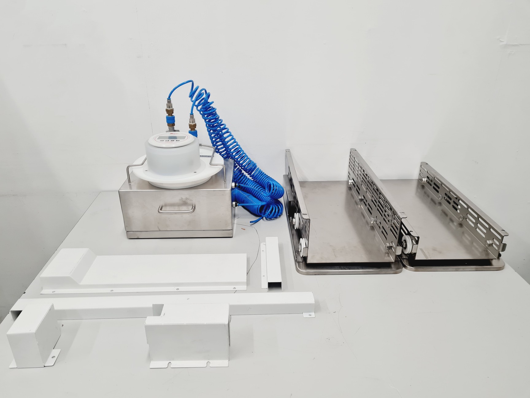 Image of Esco Isoclean HPI-4G8-PS2 Platform Isolator with Esco Glove Leak Tester