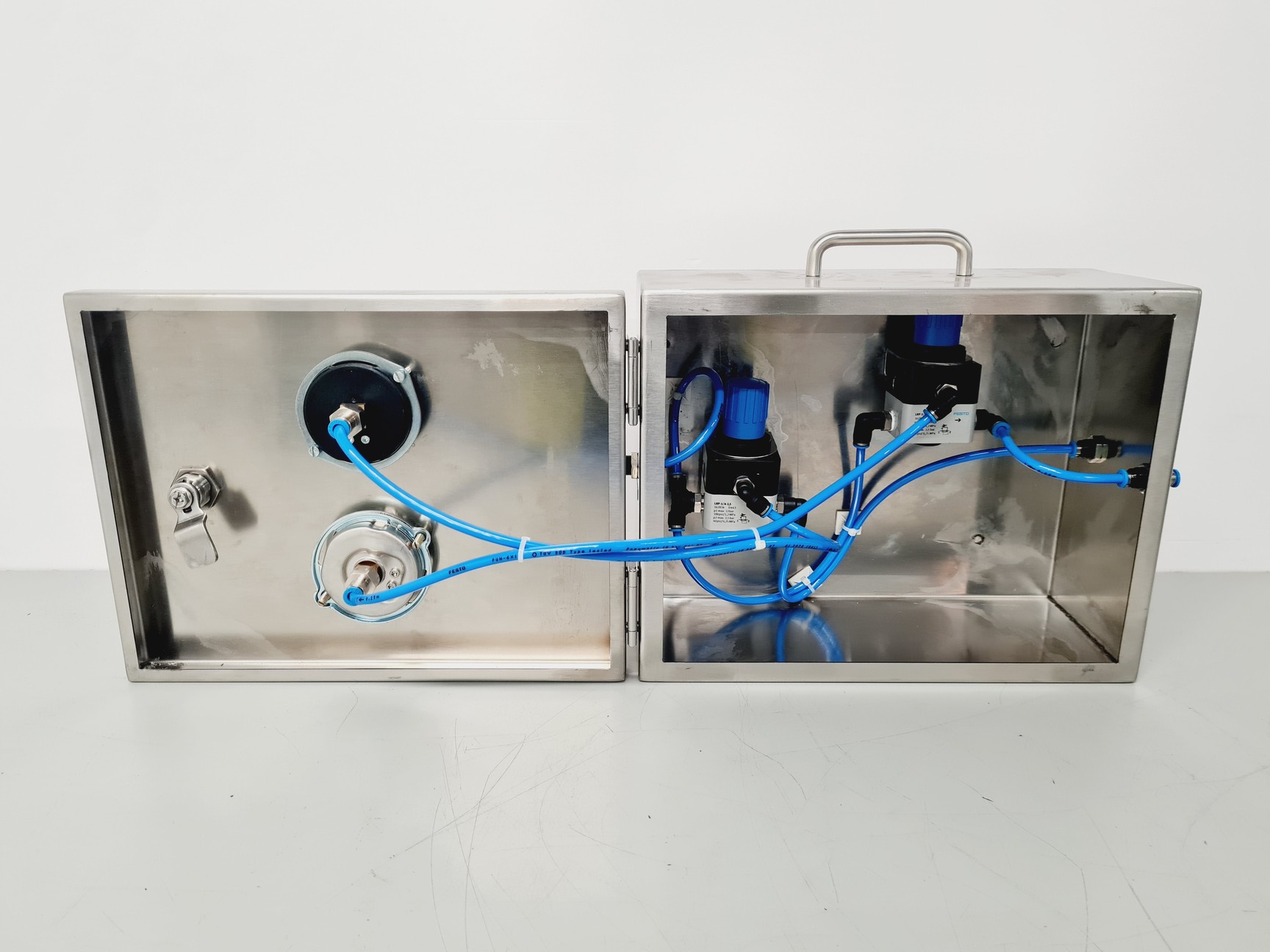 Image of Esco Isoclean HPI-4G8-PS2 Platform Isolator with Esco Glove Leak Tester