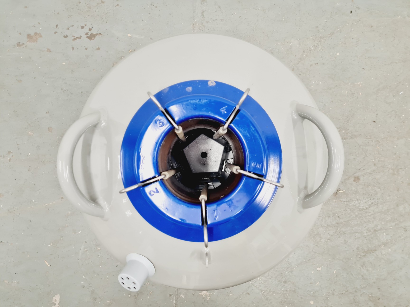 Image of Statebourne Biorack 750 Liquid Nitrogen Dewar Lab