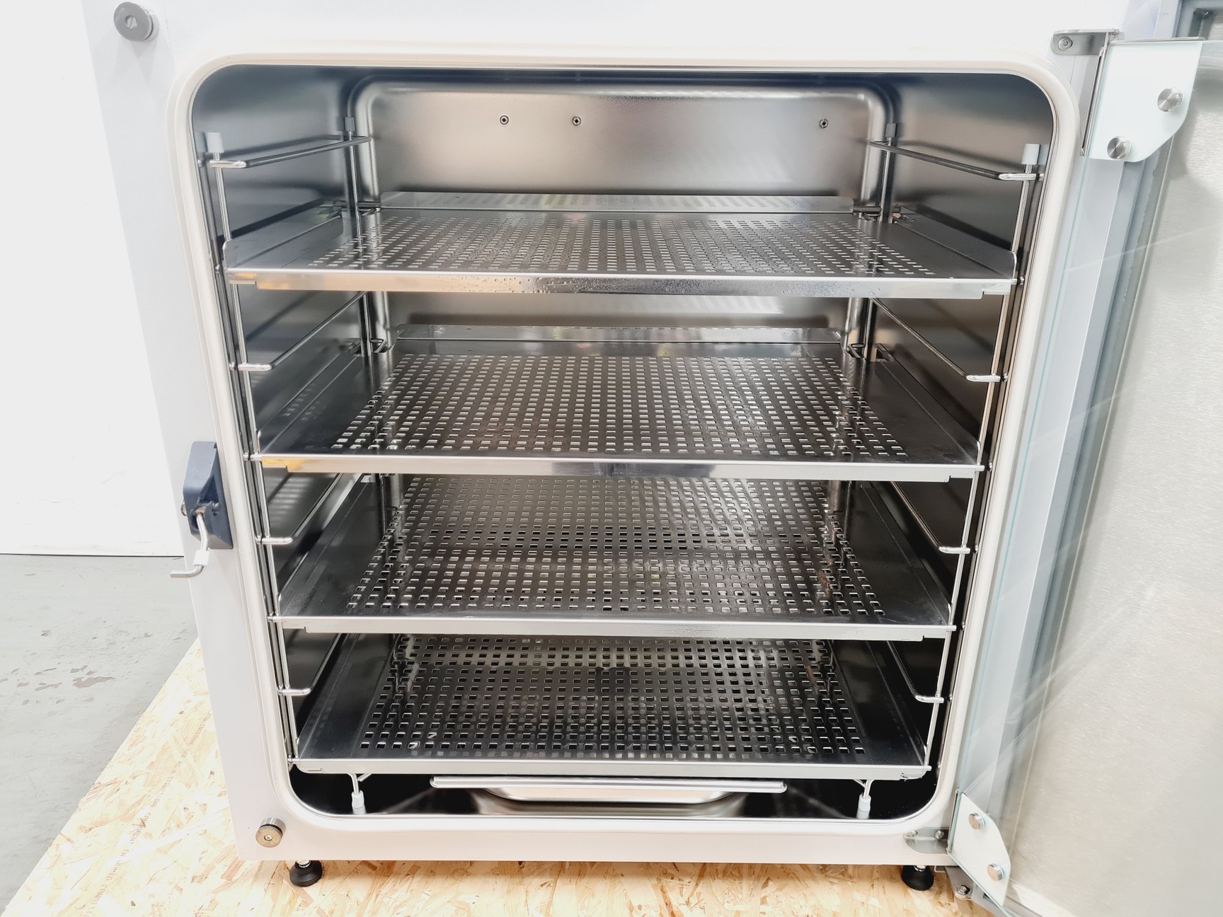 Image of LEEC Touch 190 S Culture Safe CO2 Incubator