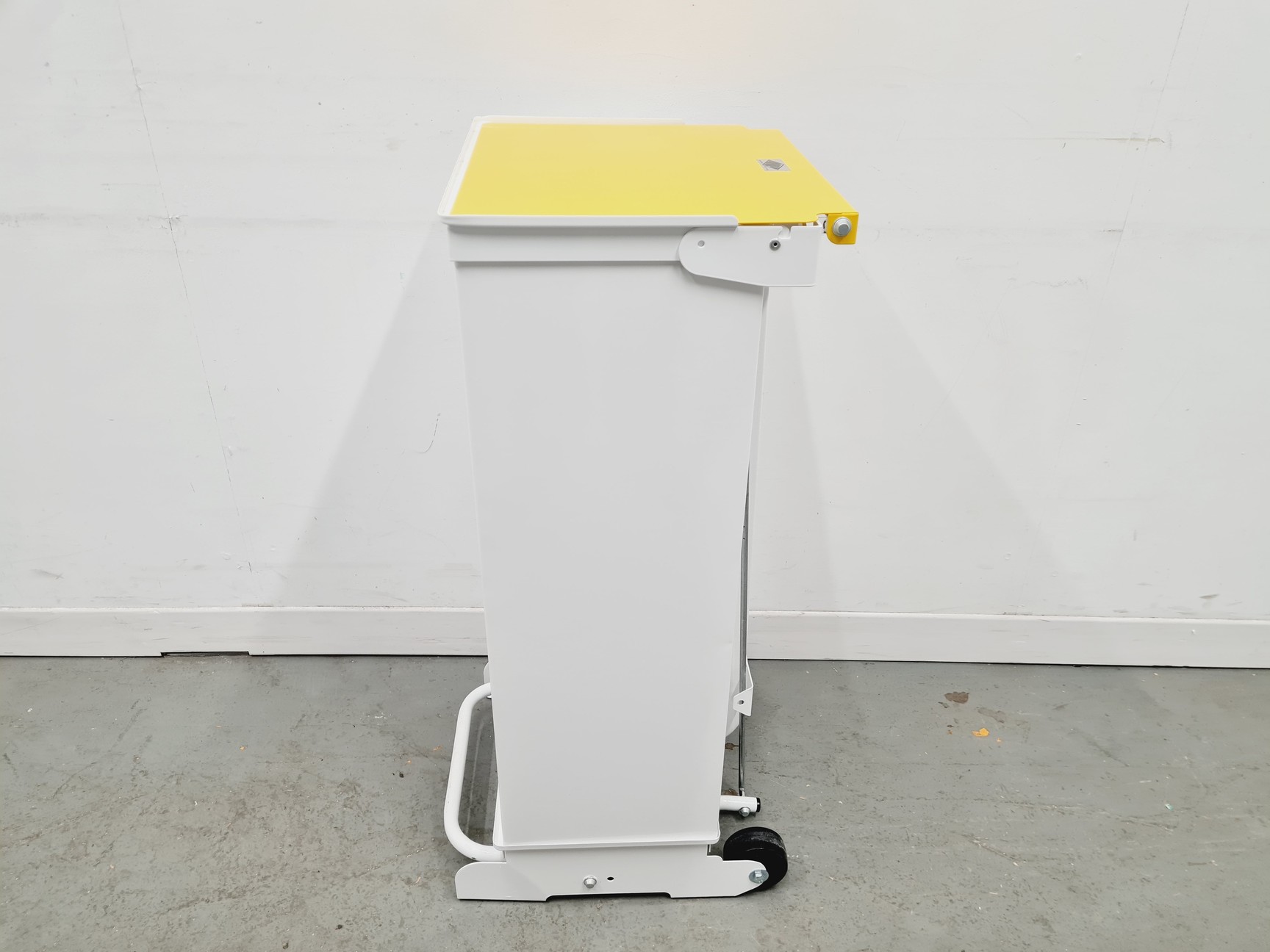 Image of EVO 30 Mono Disposable Rectangular Waste Bin with Single Lid 30L